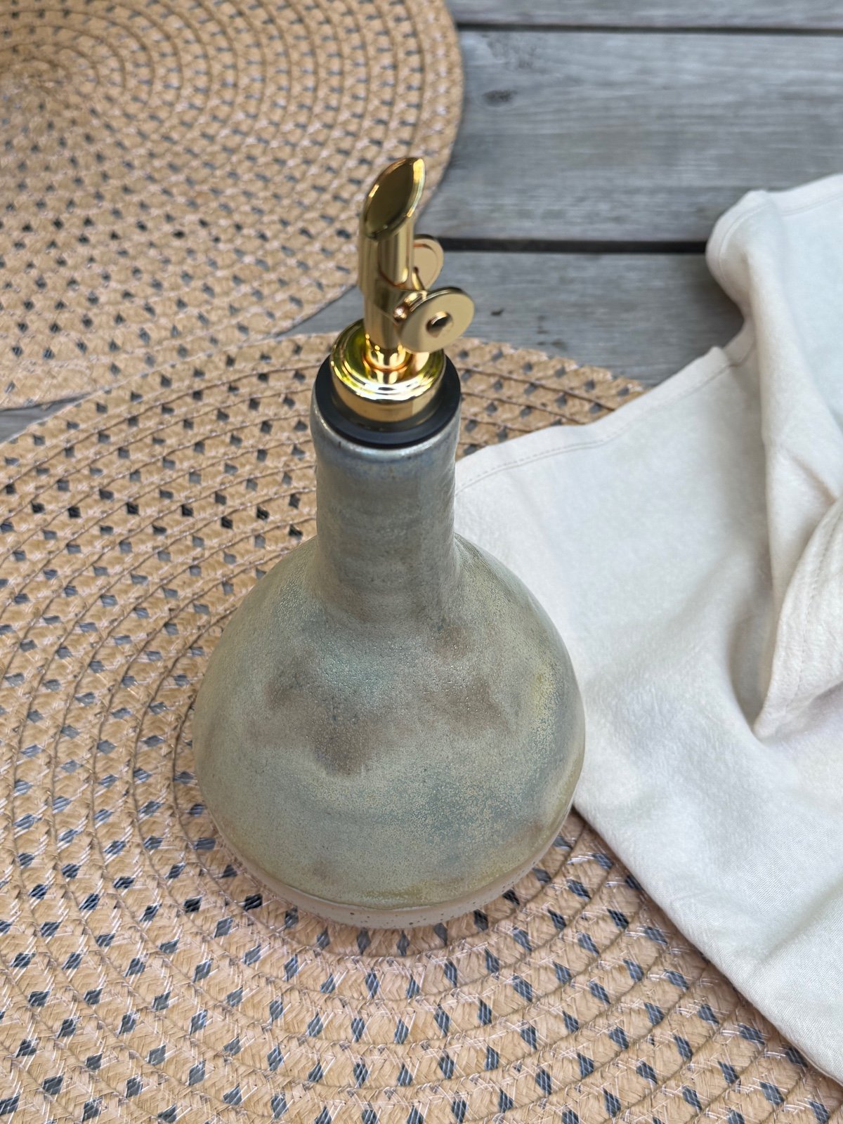 Olijfolieflessen van keramiek. handgemaakt, en elke fles is anders