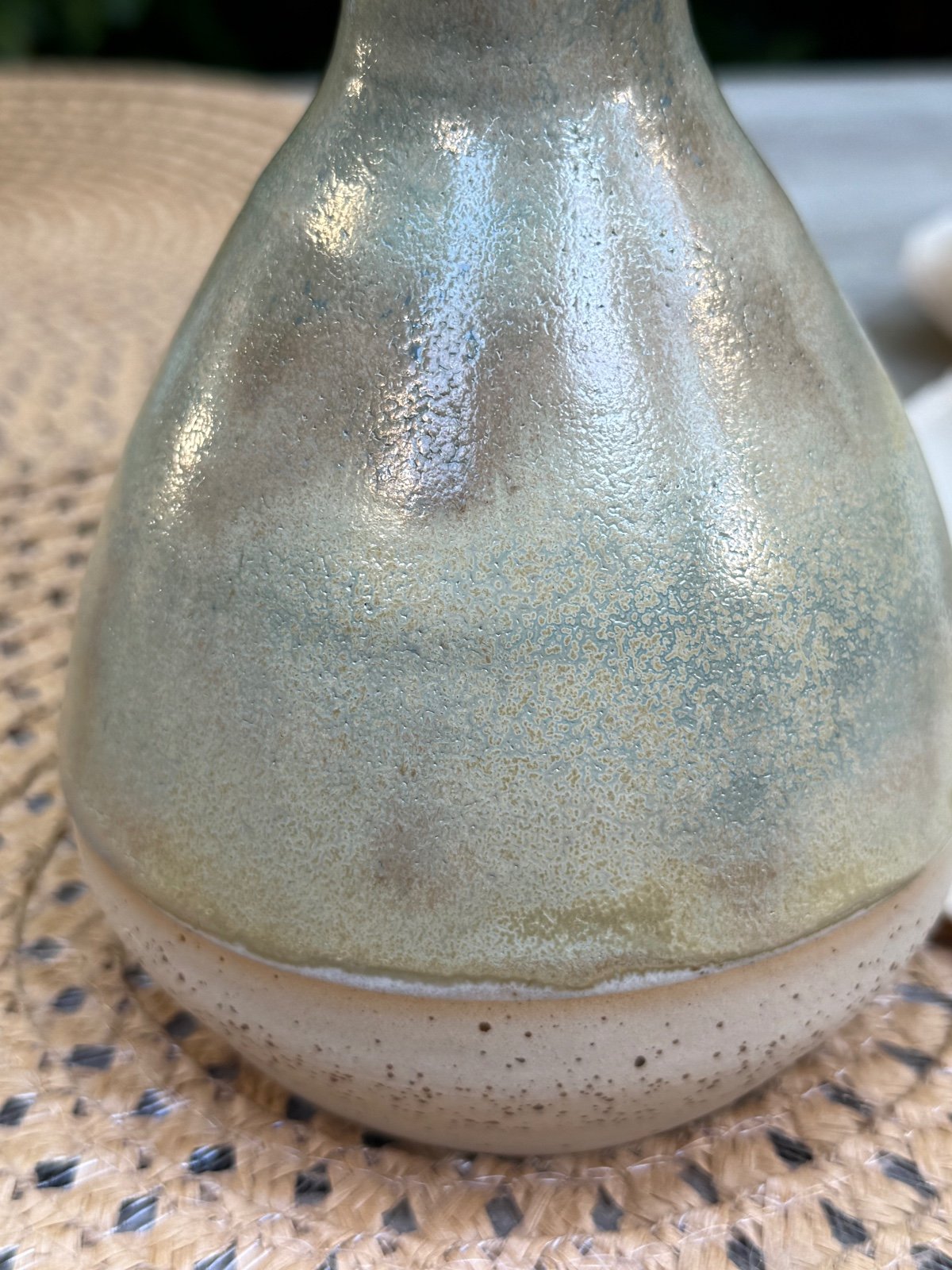 Olijfolieflessen van keramiek. handgemaakt, en elke fles is anders