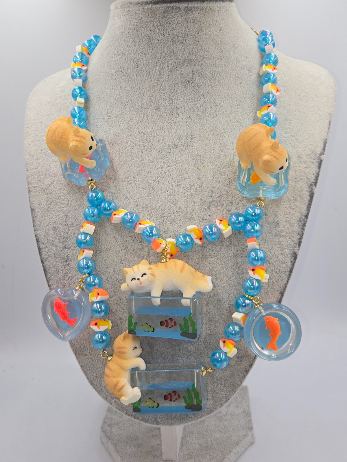 Vissende Katten, een handgemaakte ketting voor katten- lieghebbers. - 99125 Vissende Katten, een handgemaakte ketting voor katten- lieghebbers.