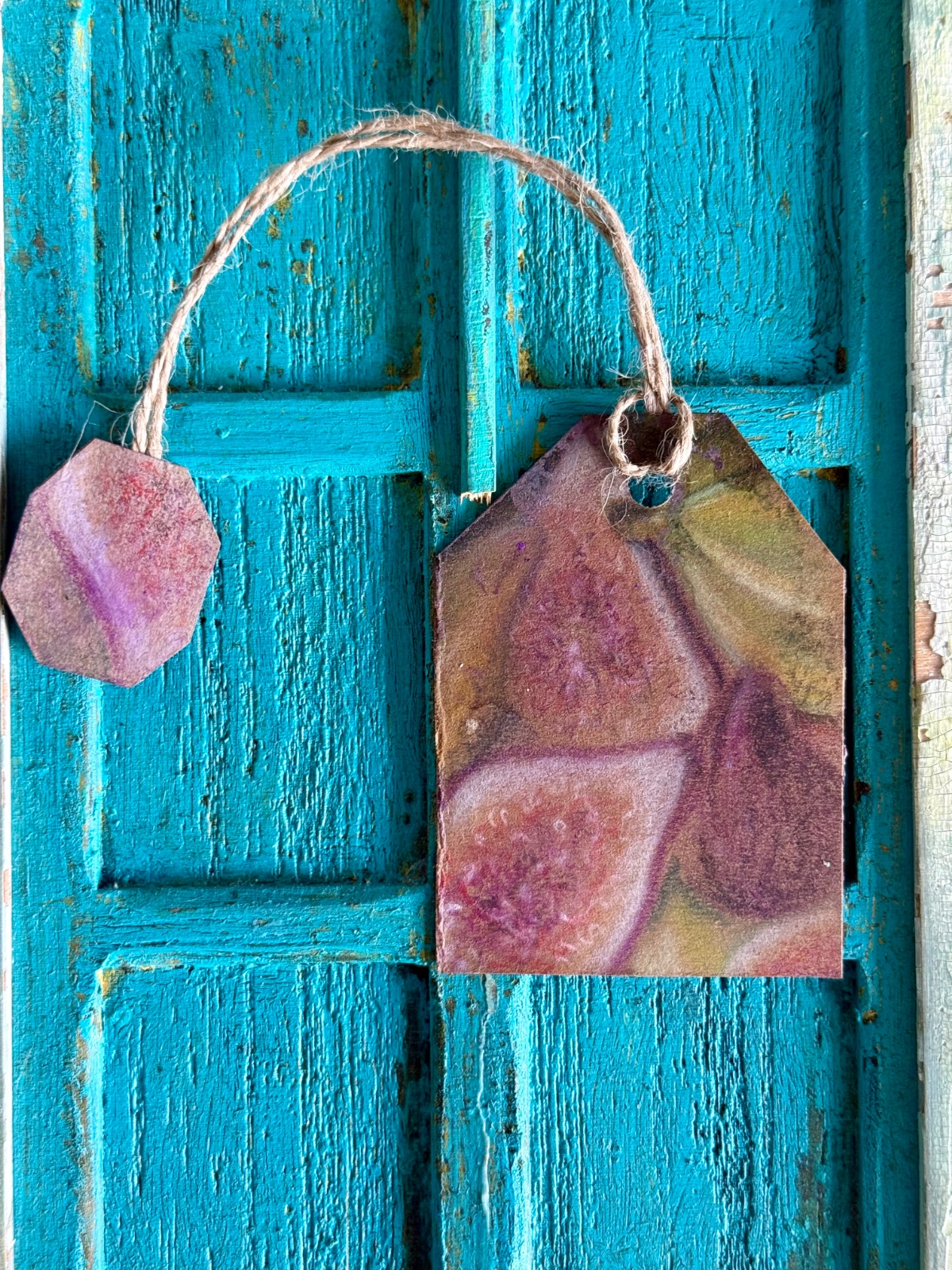 "Figs" Teamark – Handmade Tea Bag Bookmark (Pastel Illustration, Re… - 104001 "Figs" Teamark – Handgemaakte Theezakje-Boekenlegger (Pastel Illustratie, Gerecycled Papier)