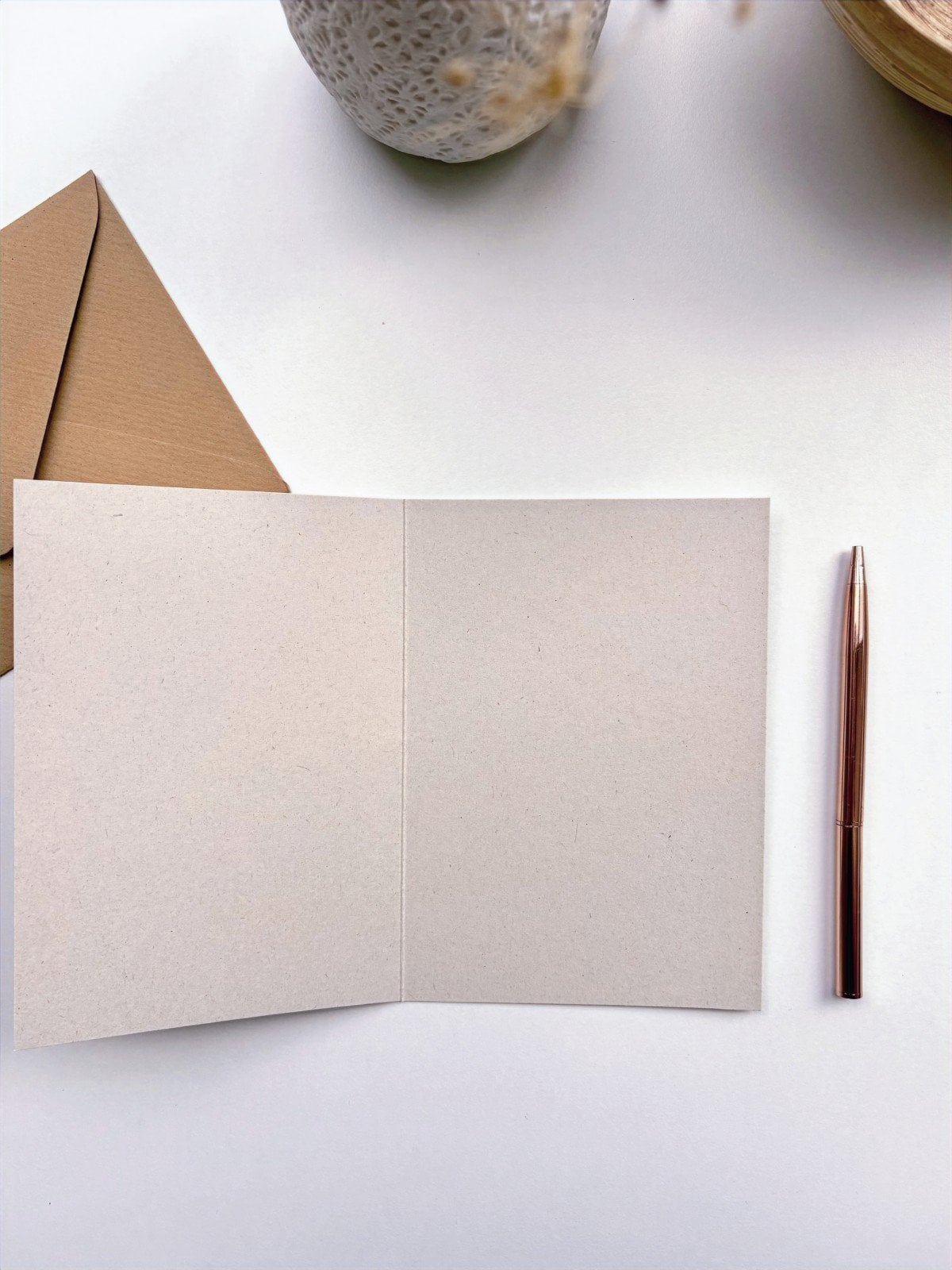 A6 wenskaart dubbel op duurzaam eco-vezelpapier met craft envelop - r… - 104798 A6 wenskaart dubbel op duurzaam eco-vezelpapier met craft envelop - roze Echinacea