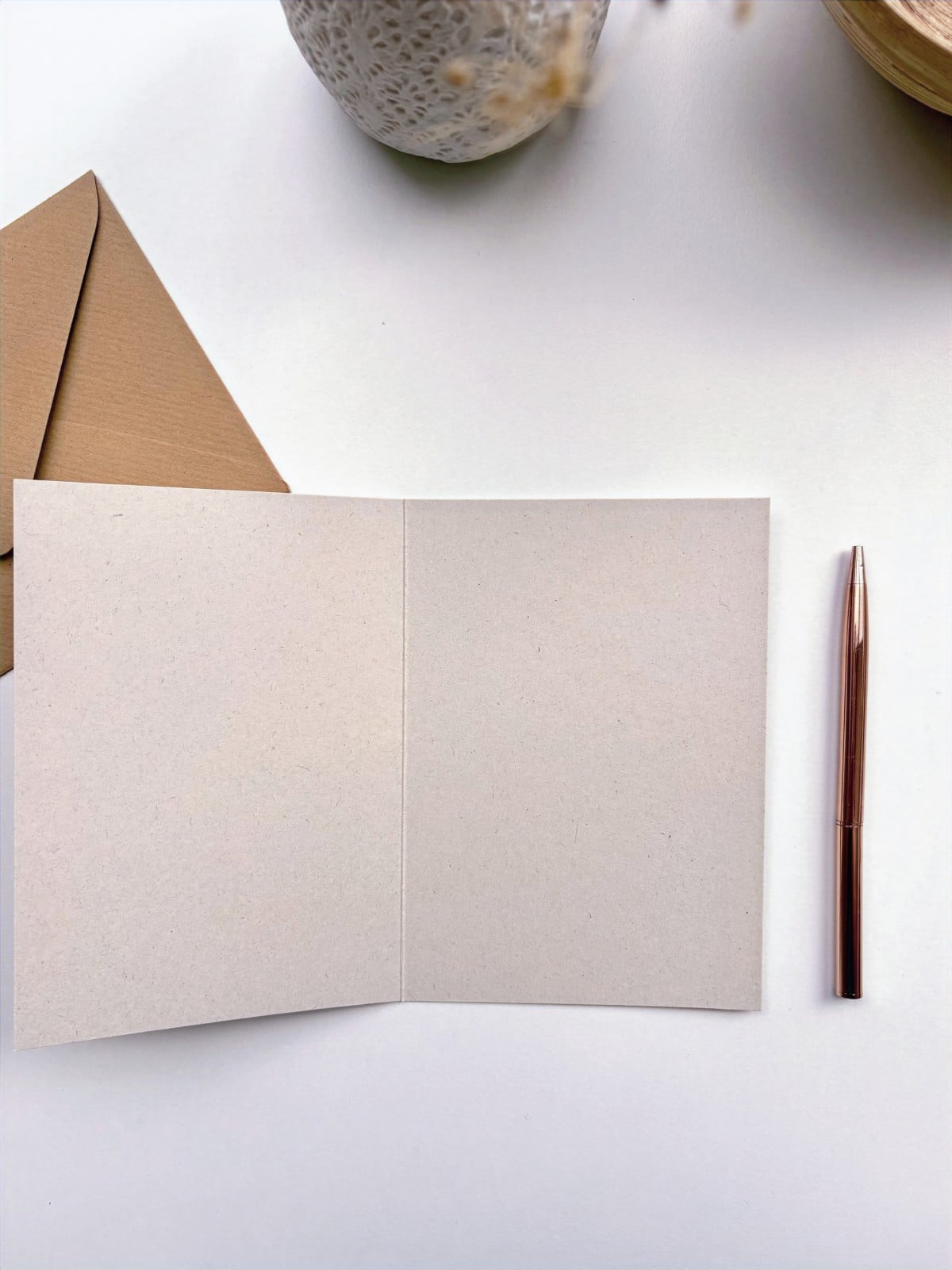 A6 wenskaart dubbel op duurzaam eco-vezelpapier met craft envelop - r… - 104802 A6 wenskaart dubbel op duurzaam eco-vezelpapier met craft envelop - roze Lelie