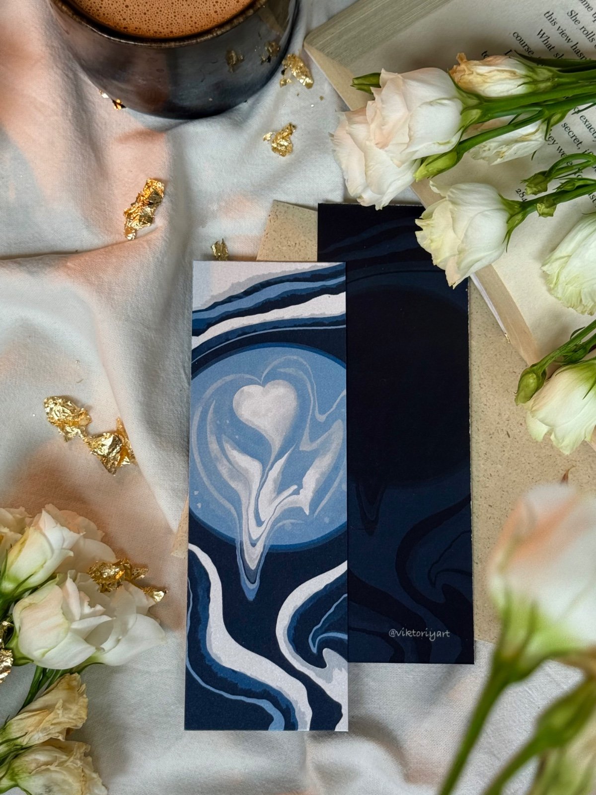 Cupmark Bookmark – Latte Art Edition, Blue Swirls (digital illustra… - 103907 Cupmark Bookmark – Latte Art Edition, Blue Swirls (digital illustration, 15x5 cm)