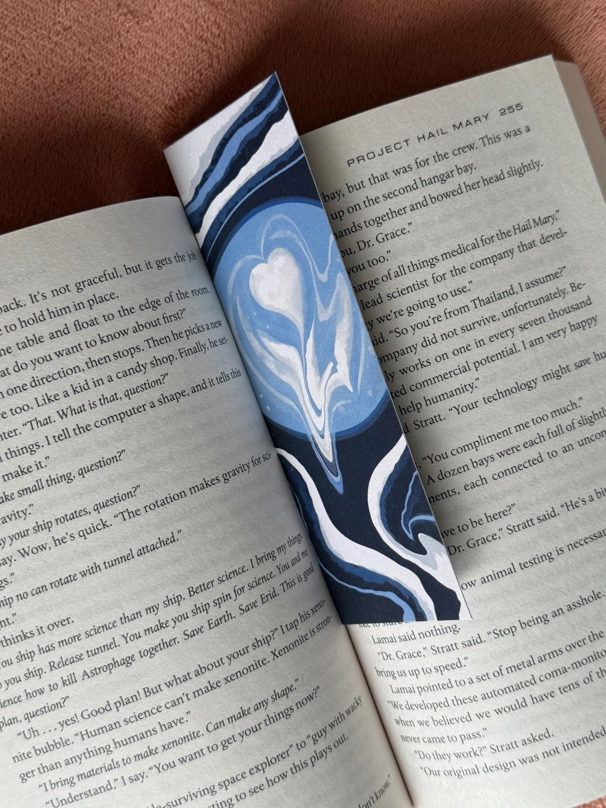 Cupmark Bookmark – Latte Art Edition, Blue Swirls (digital illustra… - 103908 Cupmark Bookmark – Latte Art Edition, Blue Swirls (digital illustration, 15x5 cm)