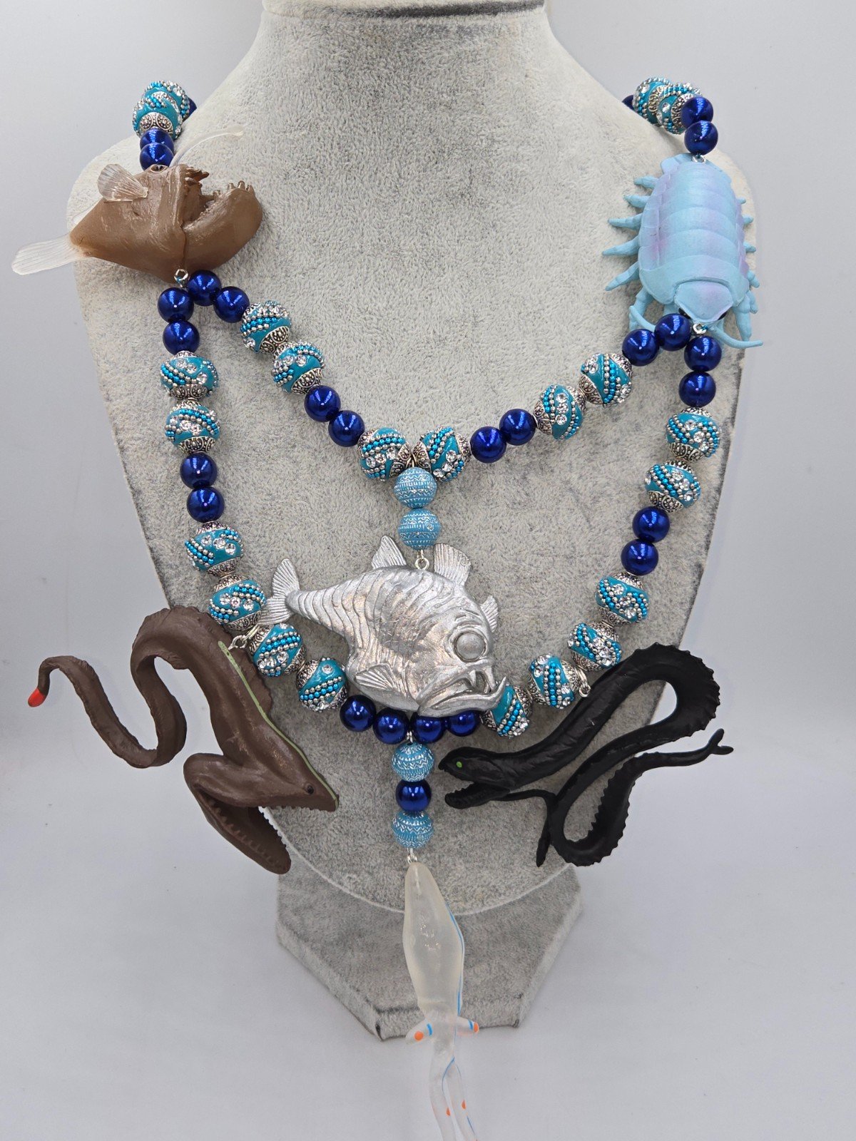 De diepzee ketting met unieke diepzee creaturen. - 101569 De diepzee ketting met unieke diepzee creaturen.