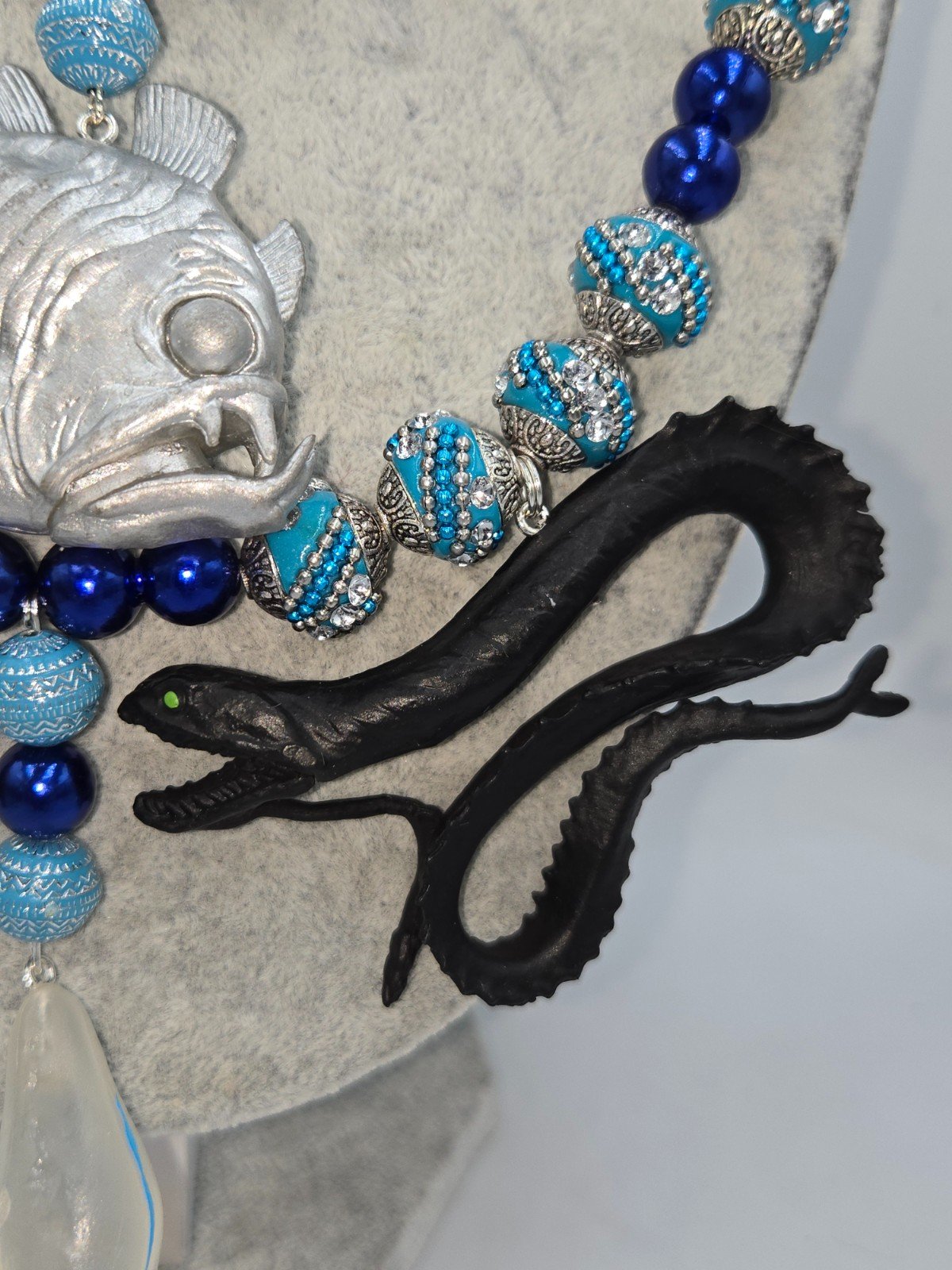 De diepzee ketting met unieke diepzee creaturen. - 101571 De diepzee ketting met unieke diepzee creaturen.