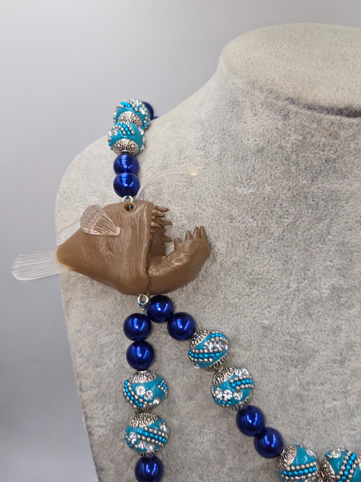 De diepzee ketting met unieke diepzee creaturen. - 101572 De diepzee ketting met unieke diepzee creaturen.