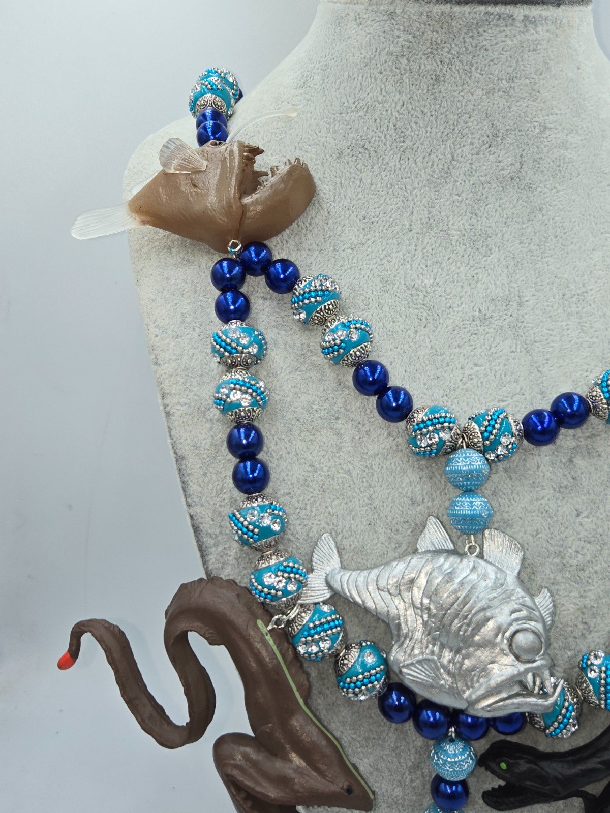 De diepzee ketting met unieke diepzee creaturen. - 101574 De diepzee ketting met unieke diepzee creaturen.