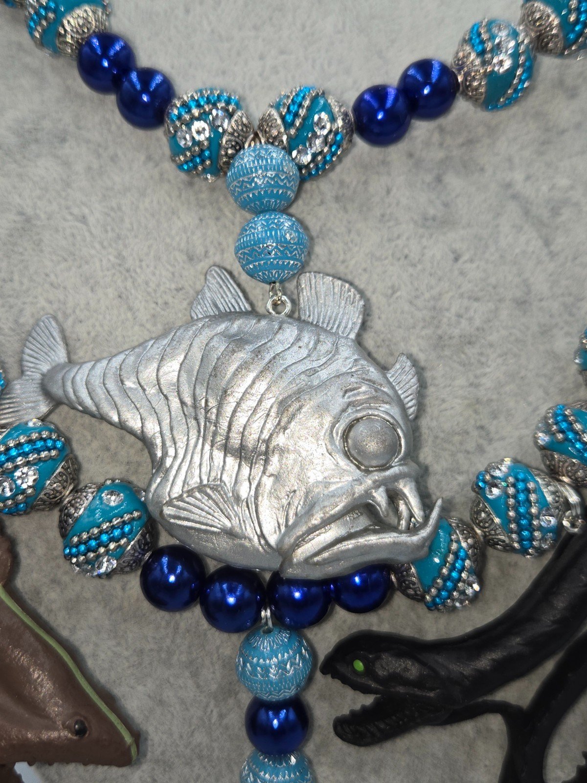 De diepzee ketting met unieke diepzee creaturen. - 101575 De diepzee ketting met unieke diepzee creaturen.