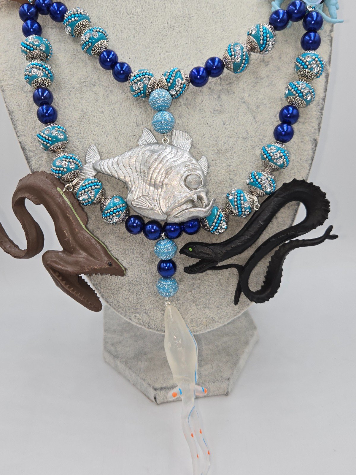 De diepzee ketting met unieke diepzee creaturen. - 101576 De diepzee ketting met unieke diepzee creaturen.