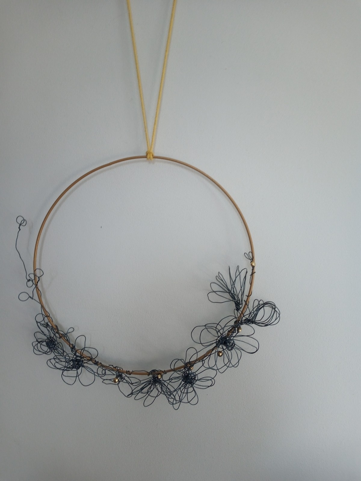 Krans met bloemetjes van ijzerdraad