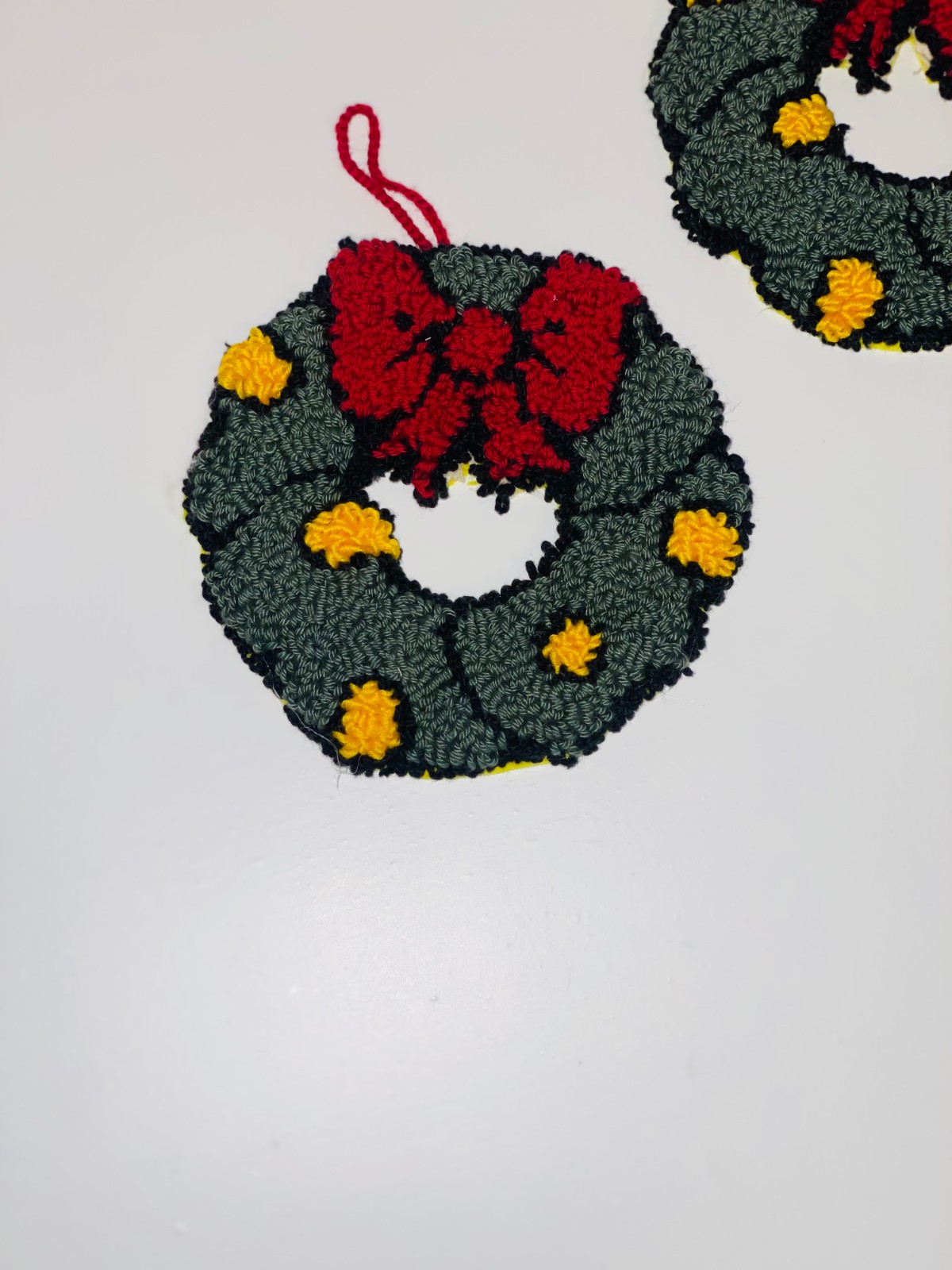 🎄 Handgemaakte Punch Needle Kerstkrans – Unieke Kerstdecoratie