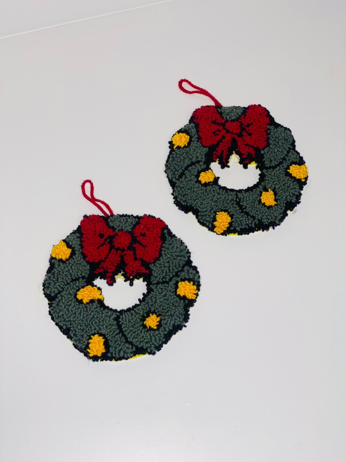 🎄 Handgemaakte Punch Needle Kerstkrans – Unieke Kerstdecoratie