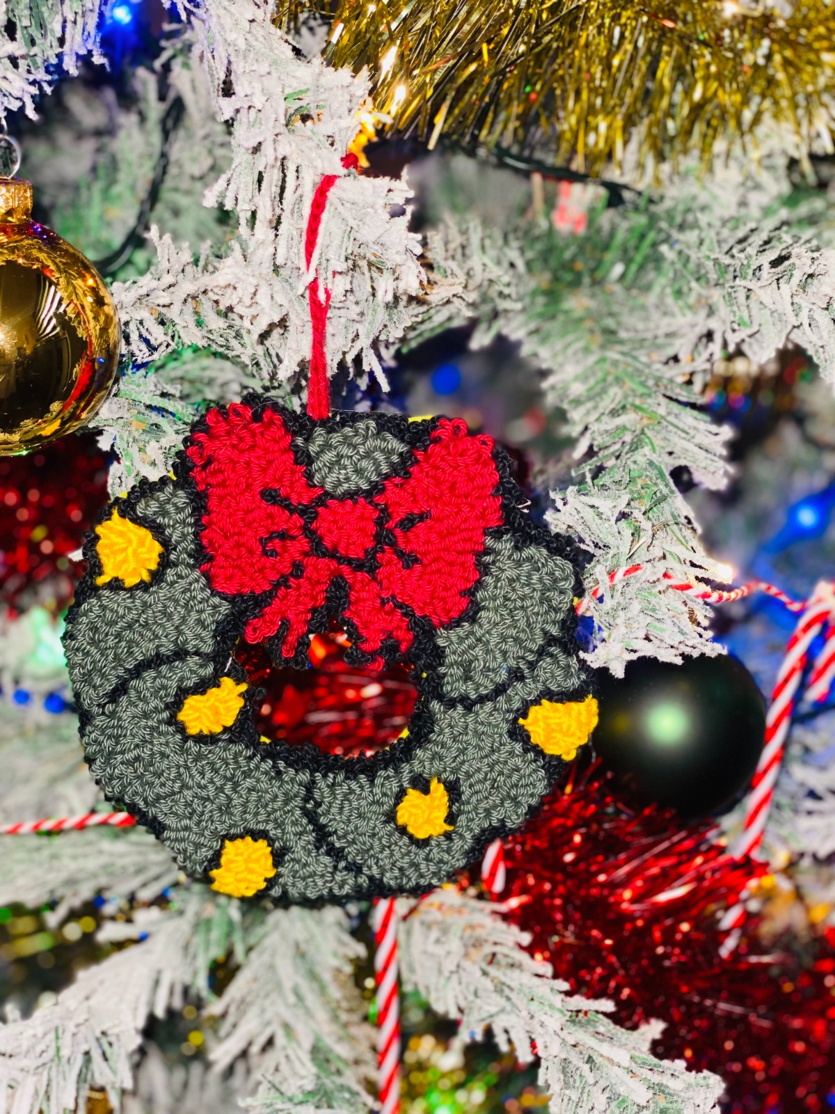 🎄 Handgemaakte Punch Needle Kerstkrans – Unieke Kerstdecoratie