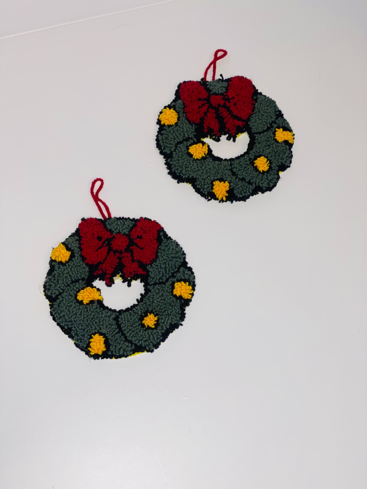 🎄 Handgemaakte Punch Needle Kerstkrans – Unieke Kerstdecoratie