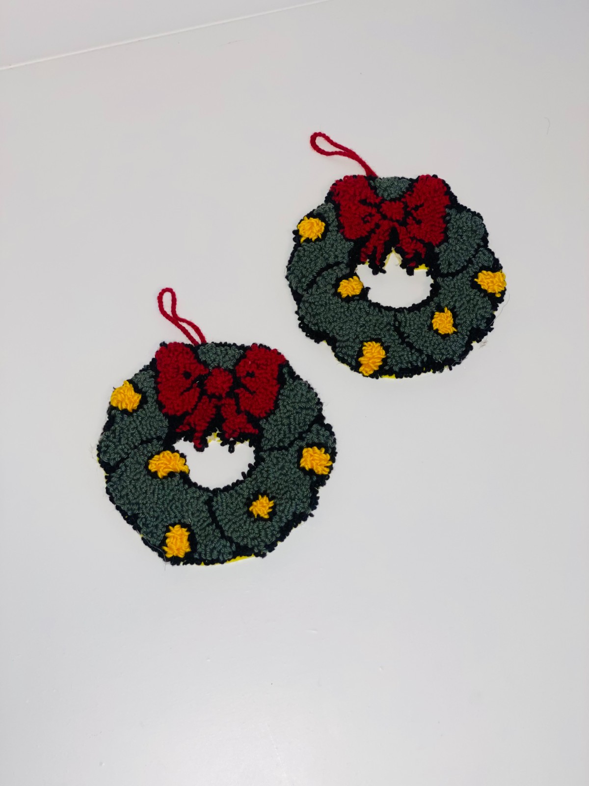 🎄 Handgemaakte Punch Needle Kerstkrans – Unieke Kerstdecoratie