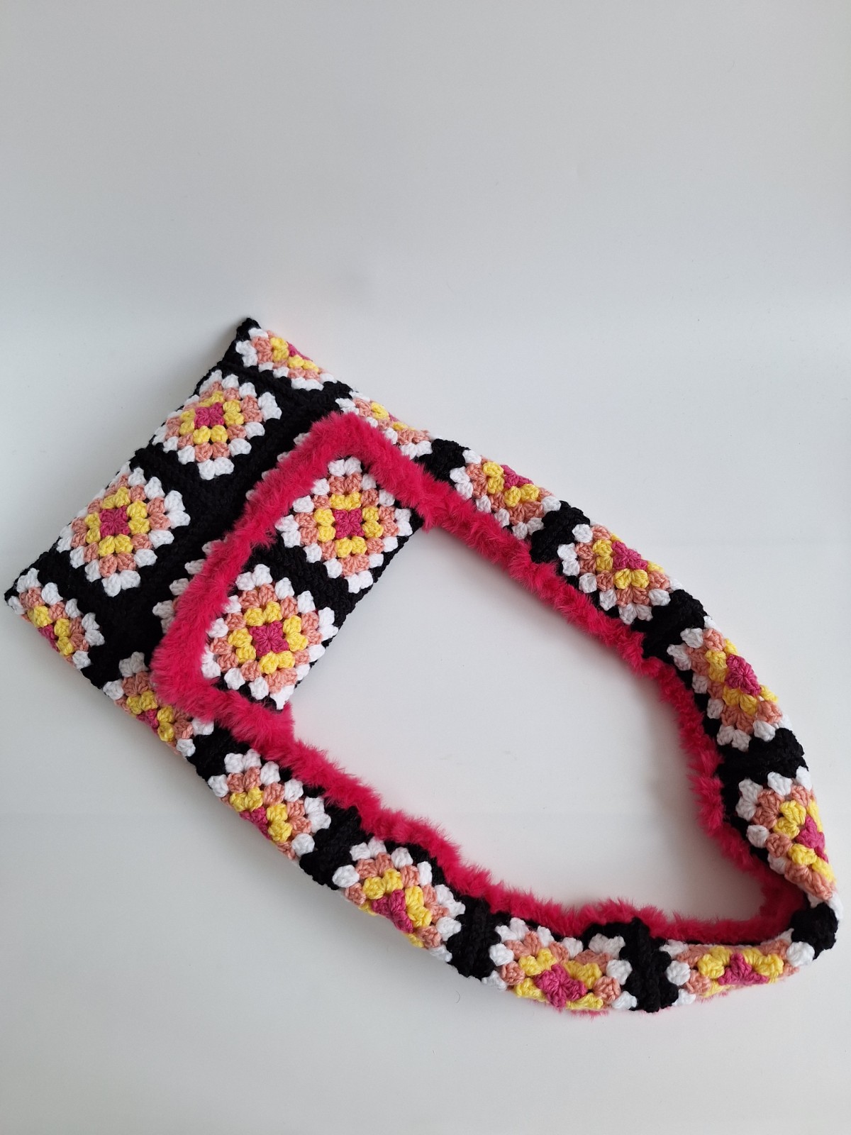 Gehaakte granny square tas | Zwart, roze en geel