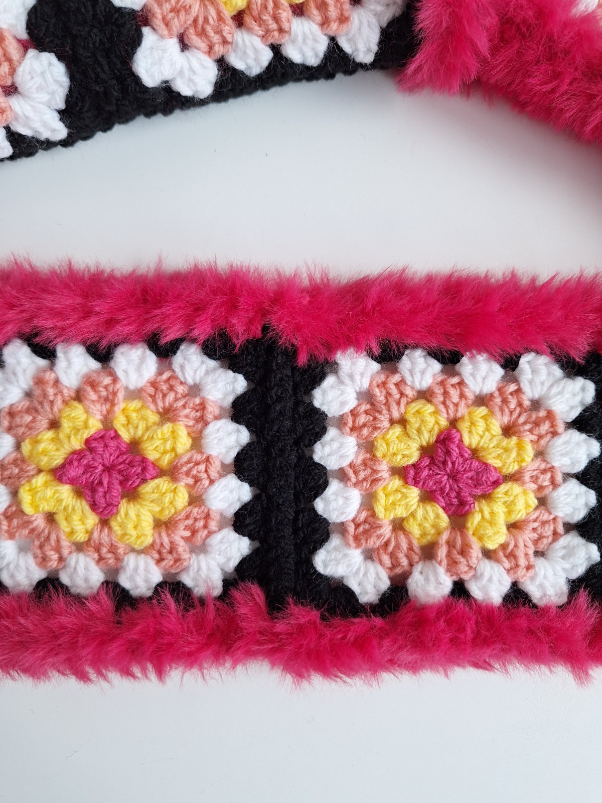 Gehaakte granny square tas | Zwart, roze en geel