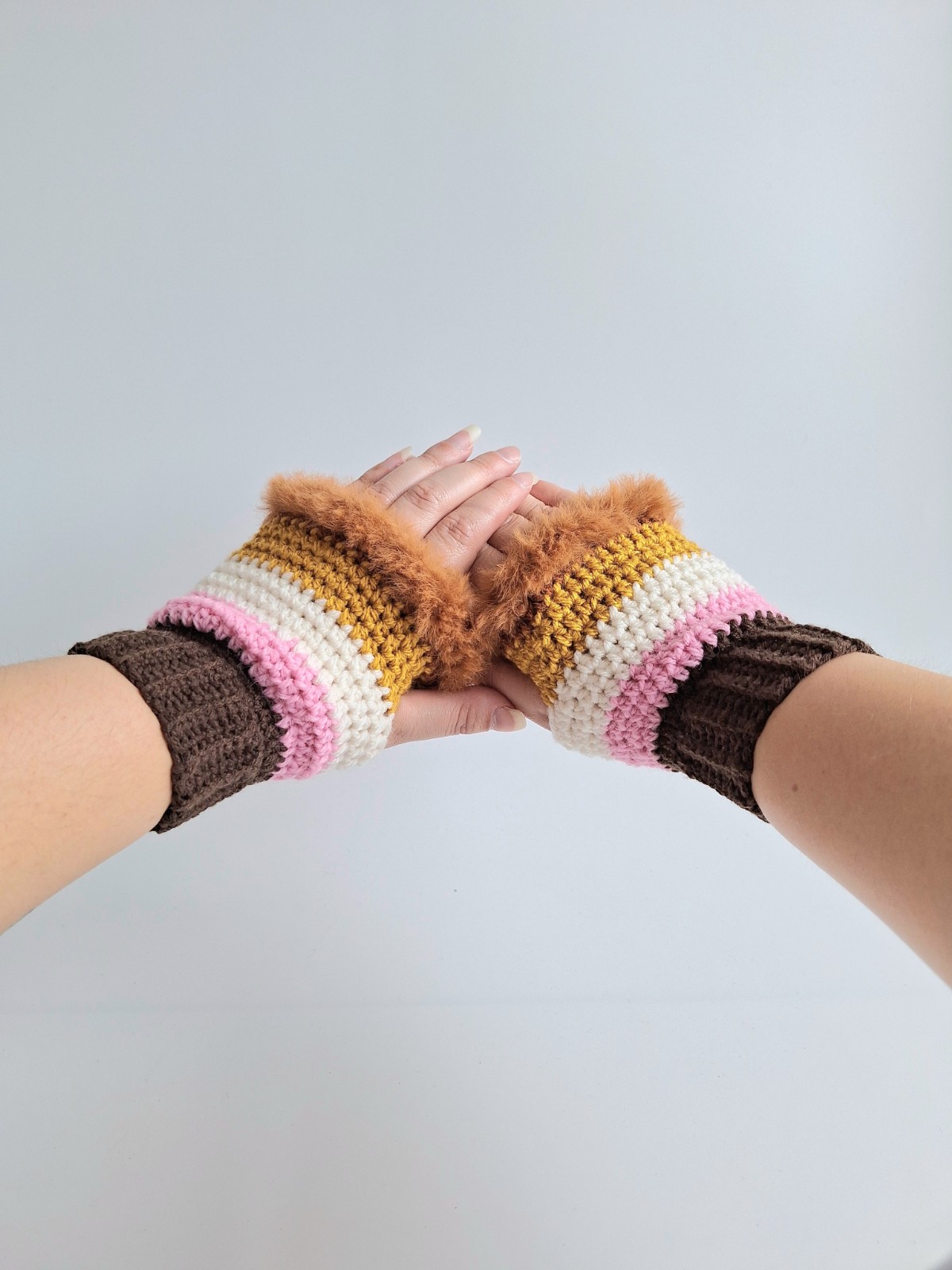 Gehaakte handschoenen - gehaakte vingerloze handschoenen | Donkerbruin, lichtroze, crème, okergeel en karamelbruin