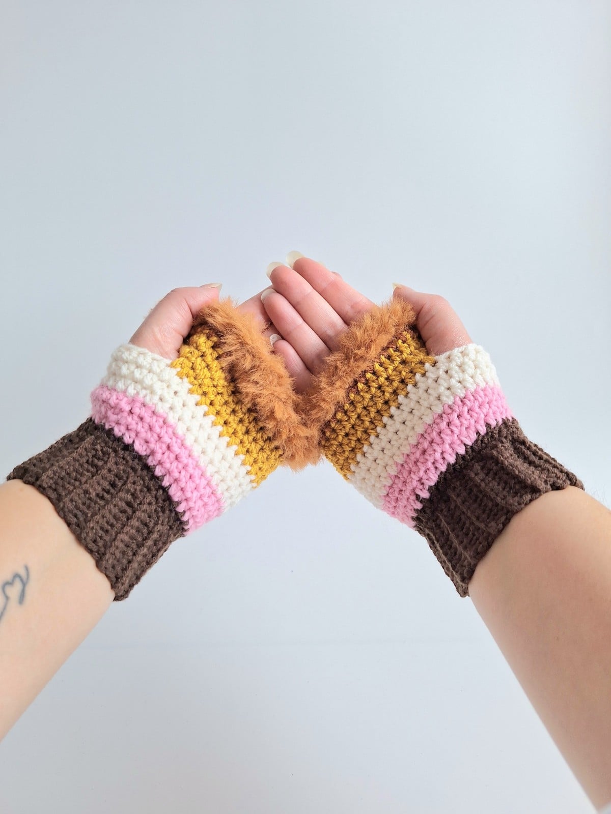 Gehaakte handschoenen - gehaakte vingerloze handschoenen | Donkerbruin, lichtroze, crème, okergeel en karamelbruin