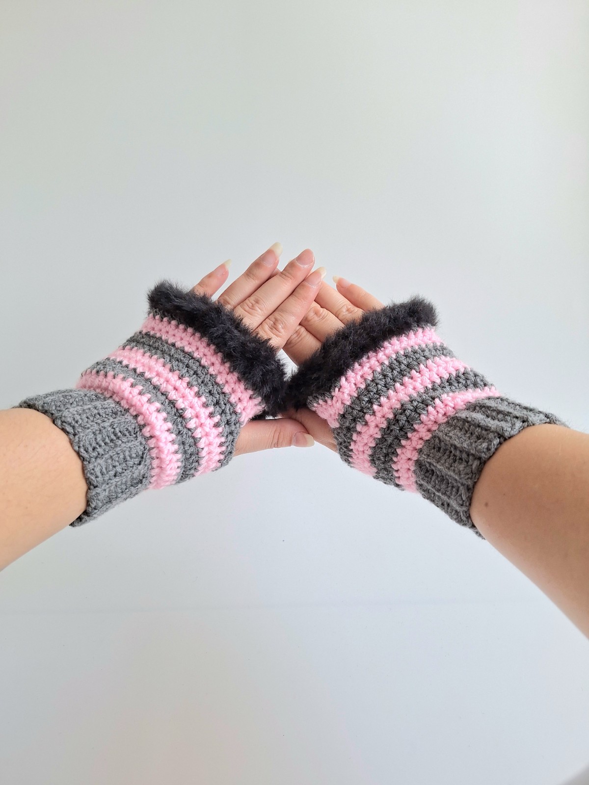 Gehaakte handschoenen - gehaakte vingerloze handschoenen | Donkergrijs, lichtroze en zwart