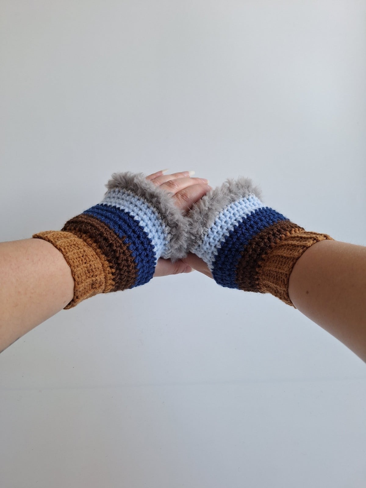 Gehaakte handschoenen - gehaakte vingerloze handschoenen | Karamel br… - 105933 Gehaakte handschoenen - gehaakte vingerloze handschoenen | Karamel bruin, donkerbruin, donkerblauw, lichtblauw en lichtgrijs