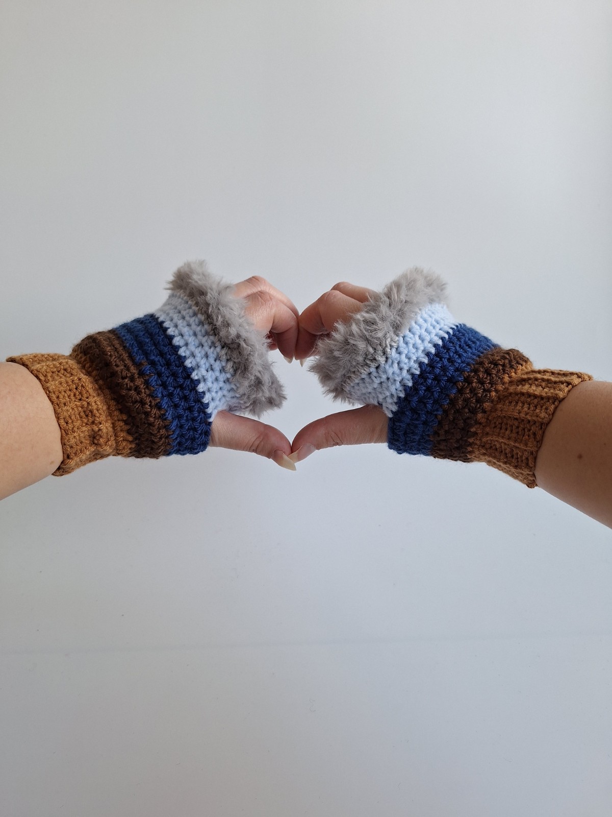 Gehaakte handschoenen - gehaakte vingerloze handschoenen | Karamel br… - 105935 Gehaakte handschoenen - gehaakte vingerloze handschoenen | Karamel bruin, donkerbruin, donkerblauw, lichtblauw en lichtgrijs