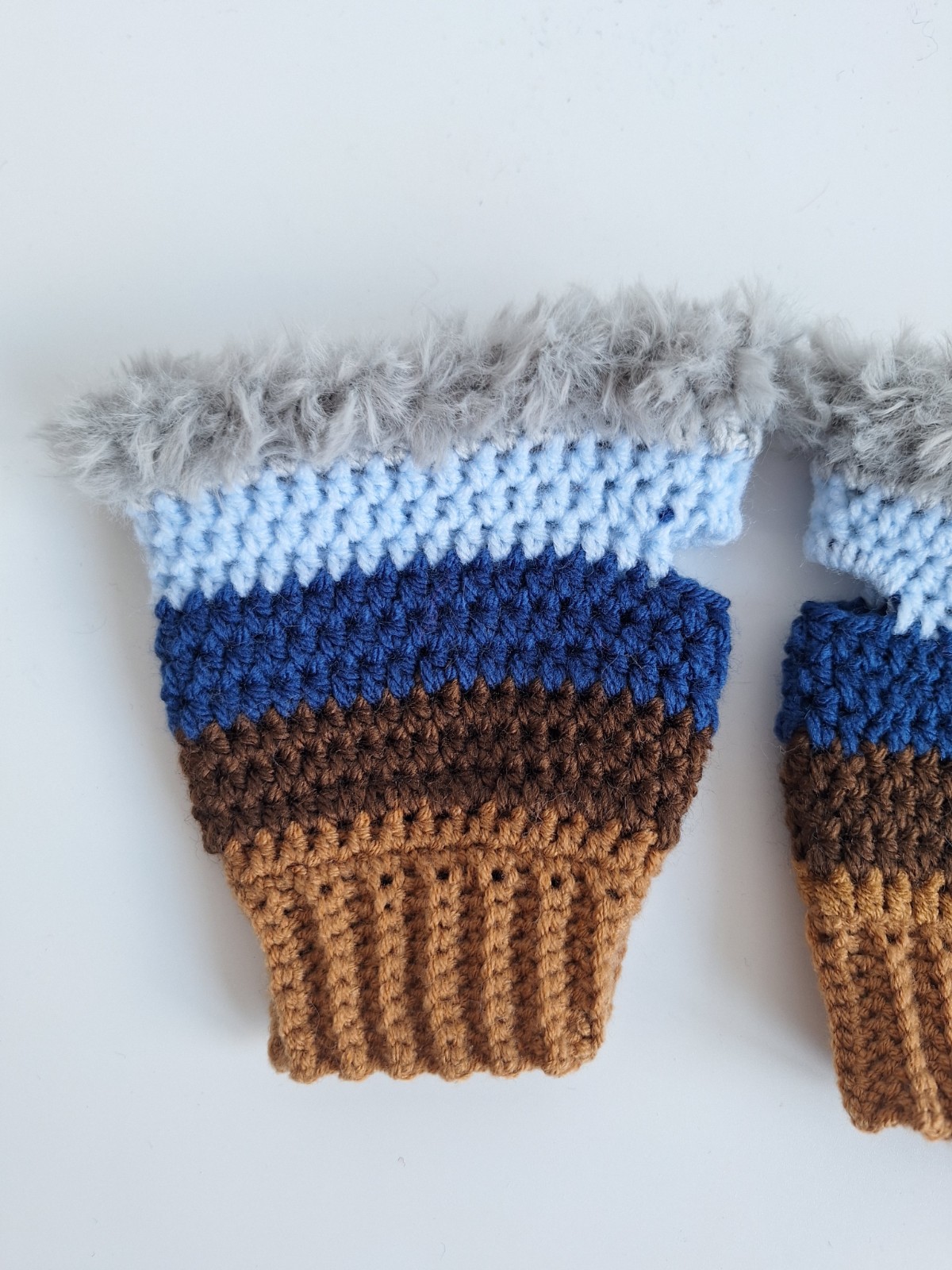 Gehaakte handschoenen - gehaakte vingerloze handschoenen | Karamel br… - 105936 Gehaakte handschoenen - gehaakte vingerloze handschoenen | Karamel bruin, donkerbruin, donkerblauw, lichtblauw en lichtgrijs