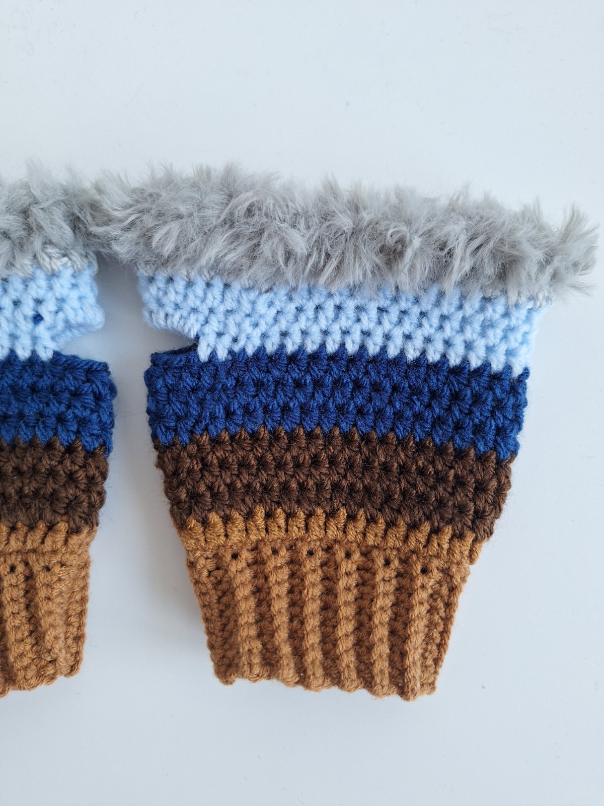 Gehaakte handschoenen - gehaakte vingerloze handschoenen | Karamel br… - 105937 Gehaakte handschoenen - gehaakte vingerloze handschoenen | Karamel bruin, donkerbruin, donkerblauw, lichtblauw en lichtgrijs