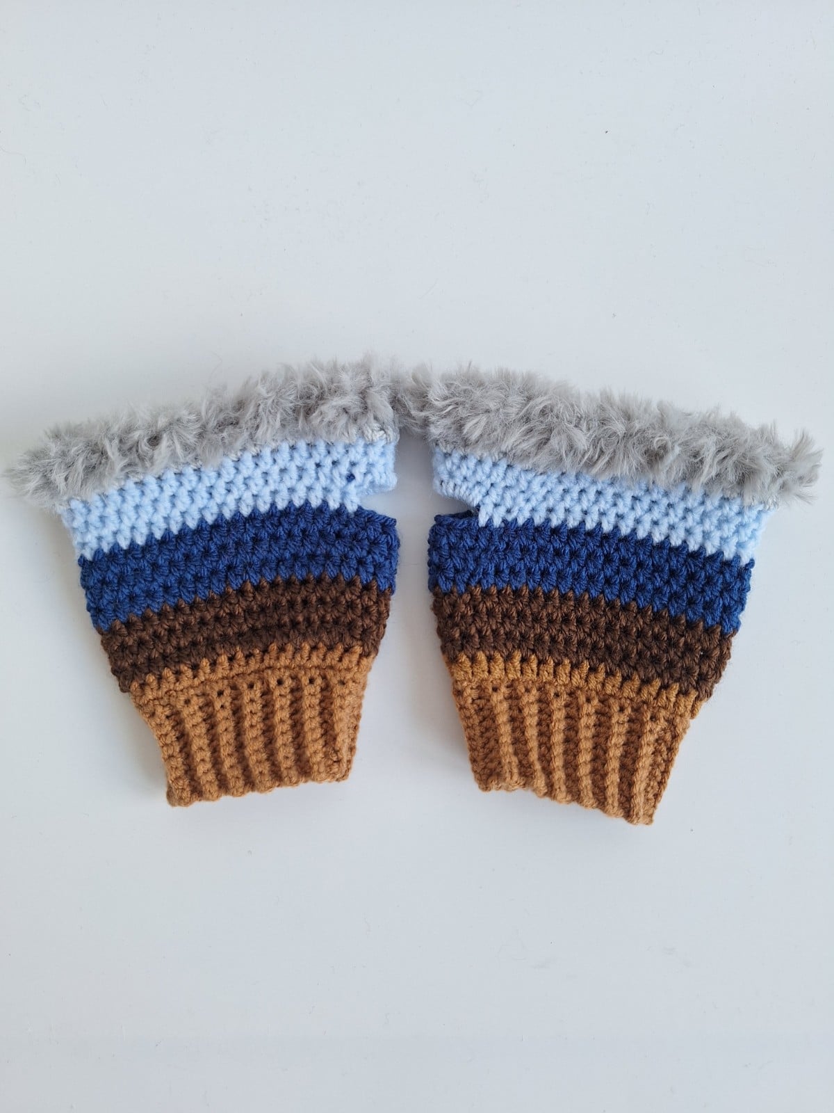 Gehaakte handschoenen - gehaakte vingerloze handschoenen | Karamel br… - 105939 Gehaakte handschoenen - gehaakte vingerloze handschoenen | Karamel bruin, donkerbruin, donkerblauw, lichtblauw en lichtgrijs