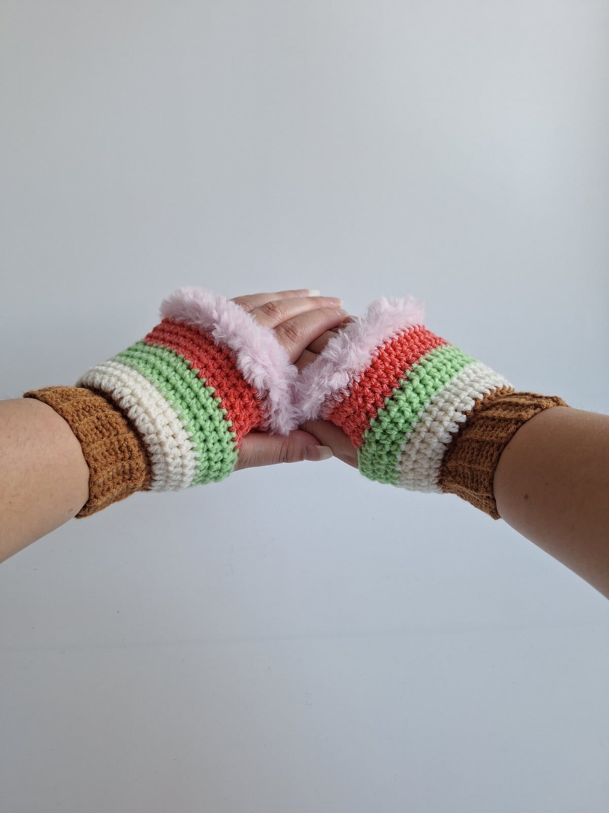 Gehaakte handschoenen - gehaakte vingerloze handschoenen | Karamelbruin, crème, lichtgroen, koraaloranje en lichtroze