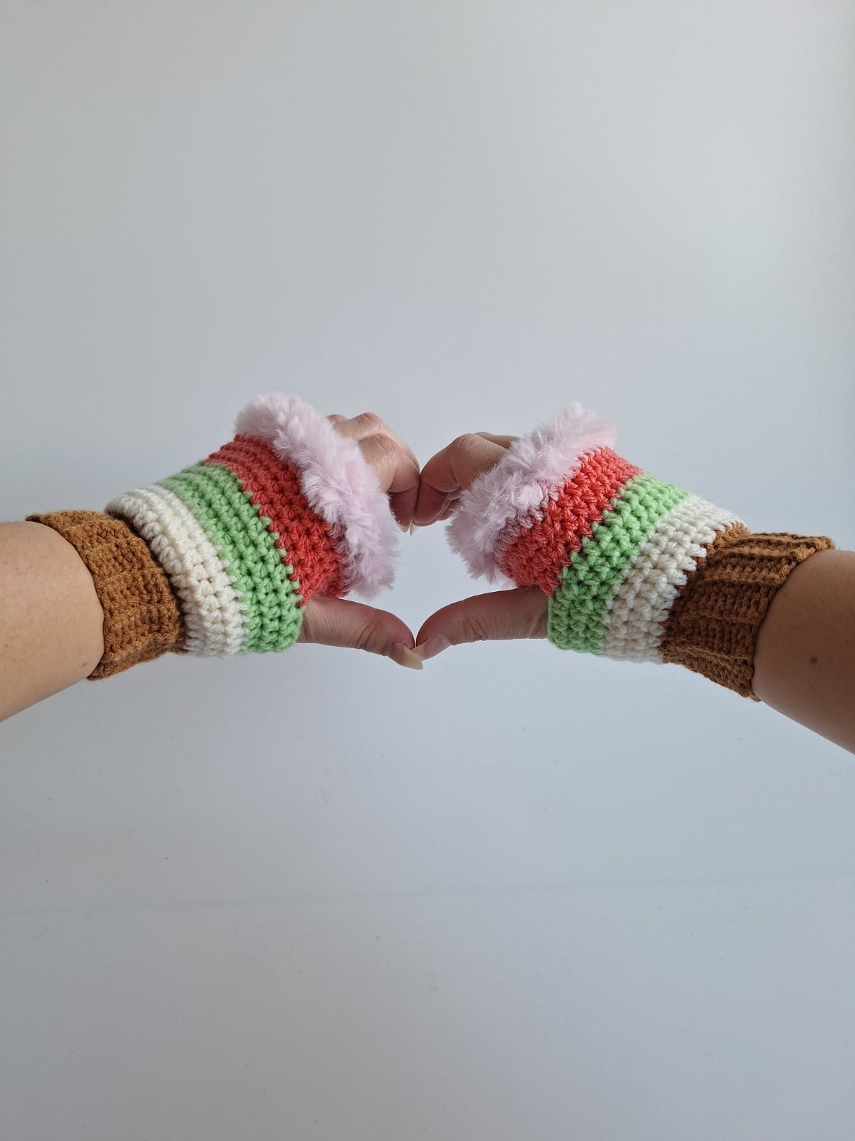 Gehaakte handschoenen - gehaakte vingerloze handschoenen | Karamelbruin, crème, lichtgroen, koraaloranje en lichtroze