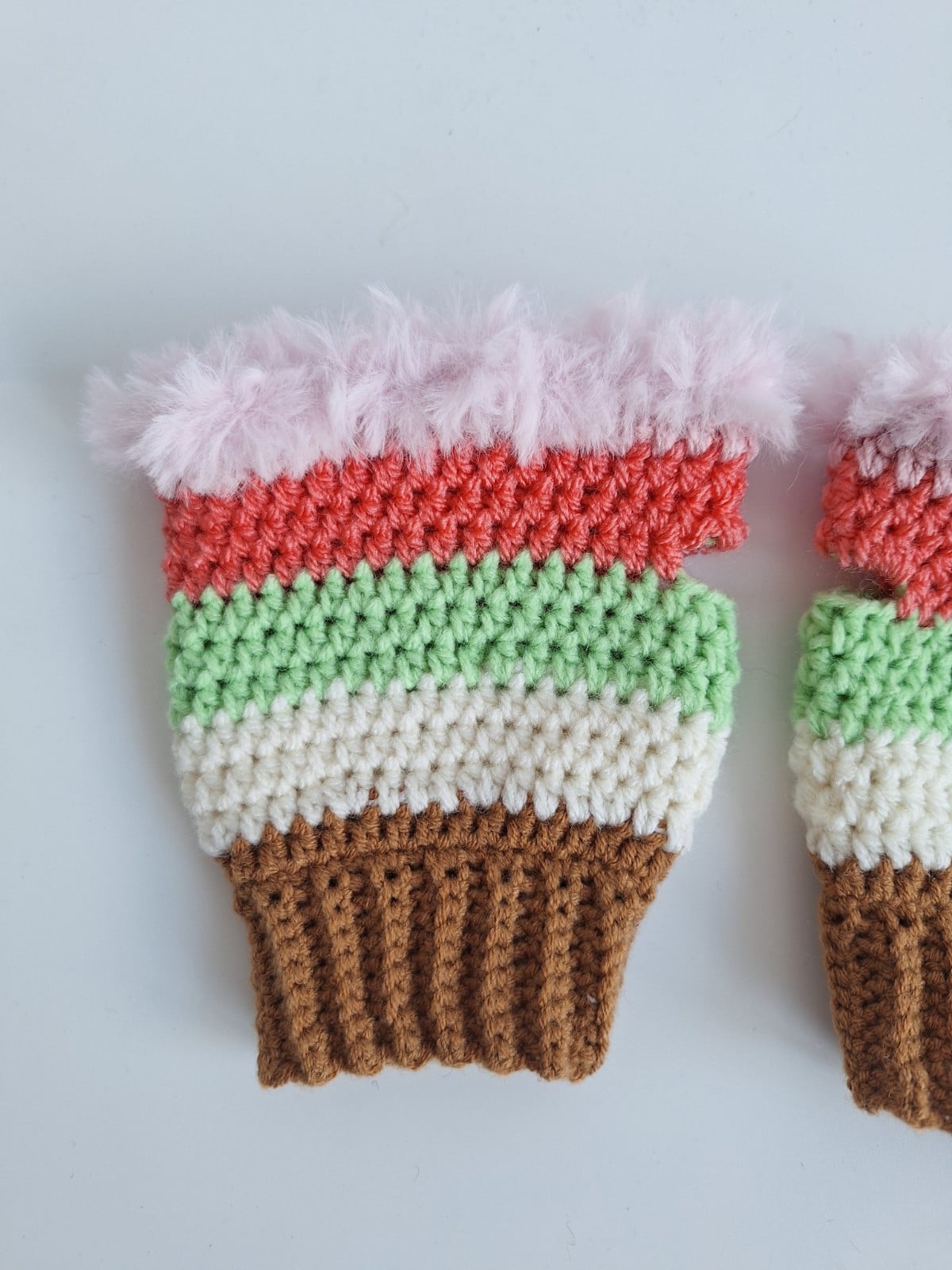 Gehaakte handschoenen - gehaakte vingerloze handschoenen | Karamelbruin, crème, lichtgroen, koraaloranje en lichtroze