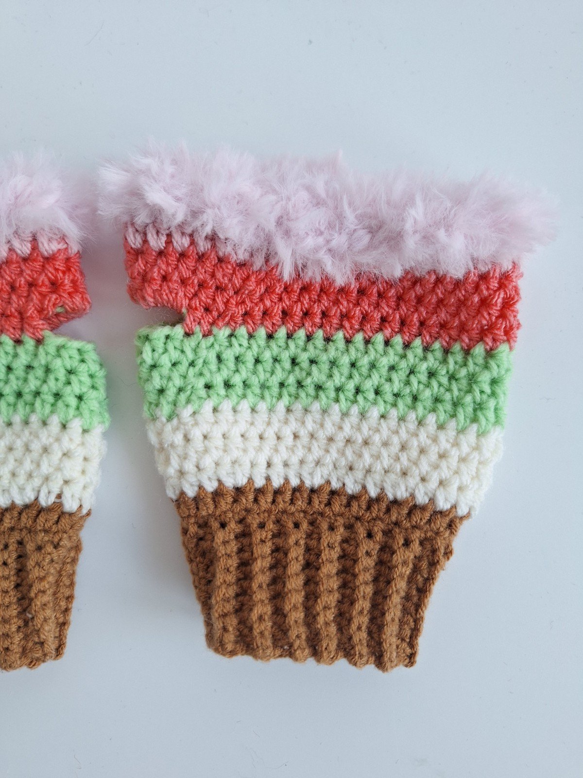 Gehaakte handschoenen - gehaakte vingerloze handschoenen | Karamelbruin, crème, lichtgroen, koraaloranje en lichtroze