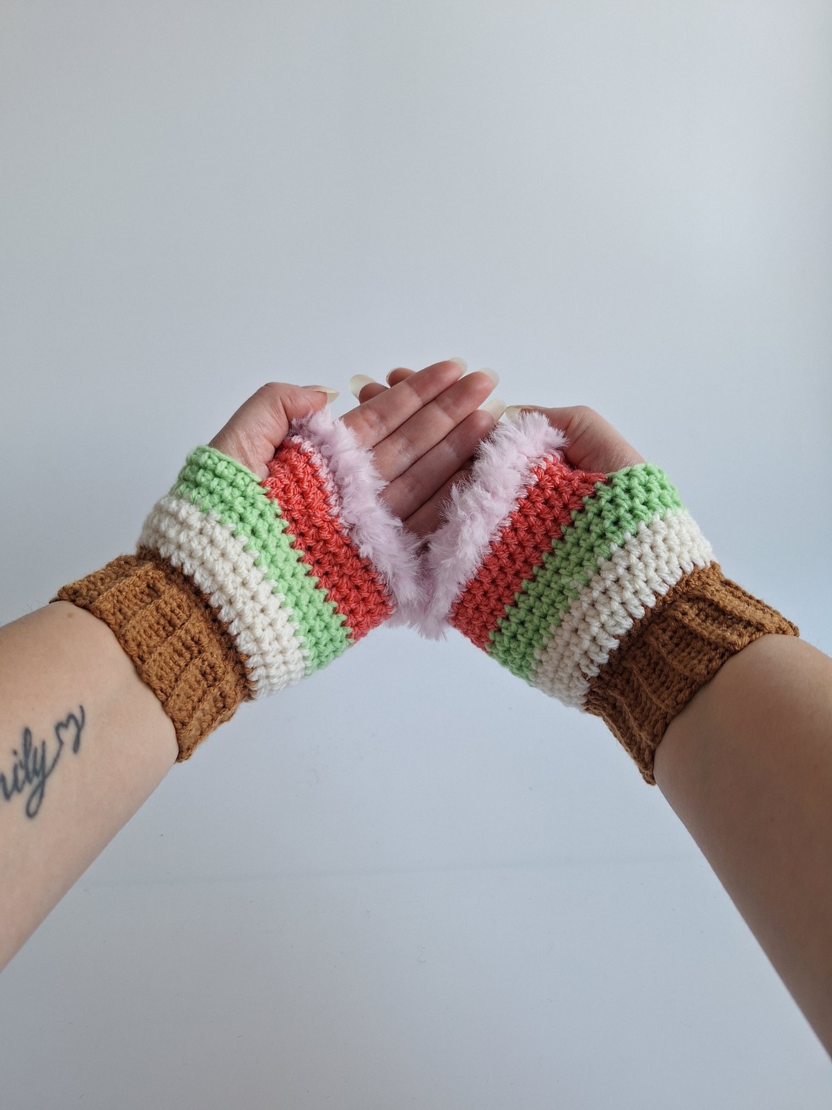 Gehaakte handschoenen - gehaakte vingerloze handschoenen | Karamelbruin, crème, lichtgroen, koraaloranje en lichtroze