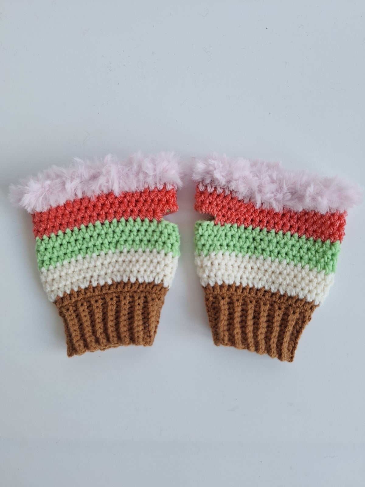 Gehaakte handschoenen - gehaakte vingerloze handschoenen | Karamelbruin, crème, lichtgroen, koraaloranje en lichtroze