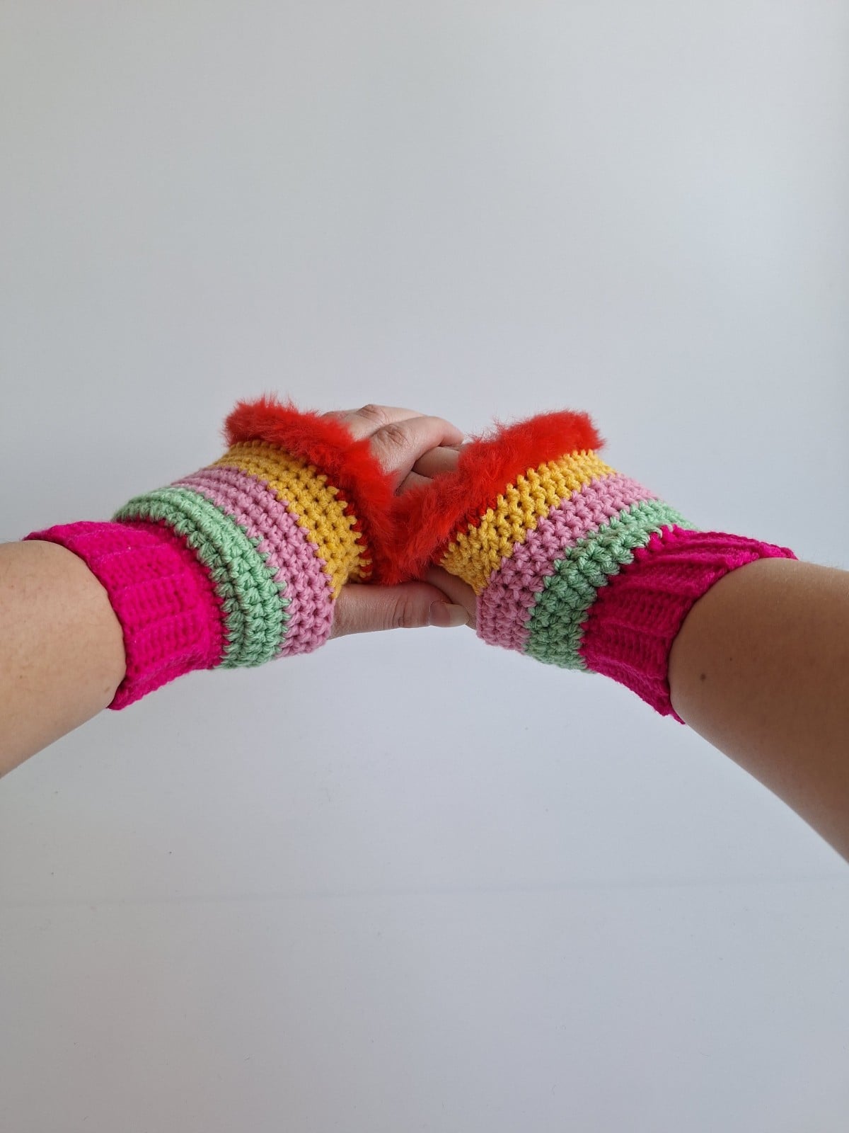 Gehaakte handschoenen - gehaakte vingerloze handschoenen | Knalroze, … - 105919 Gehaakte handschoenen - gehaakte vingerloze handschoenen | Knalroze, mintgroen, lichtroze, geel en rood