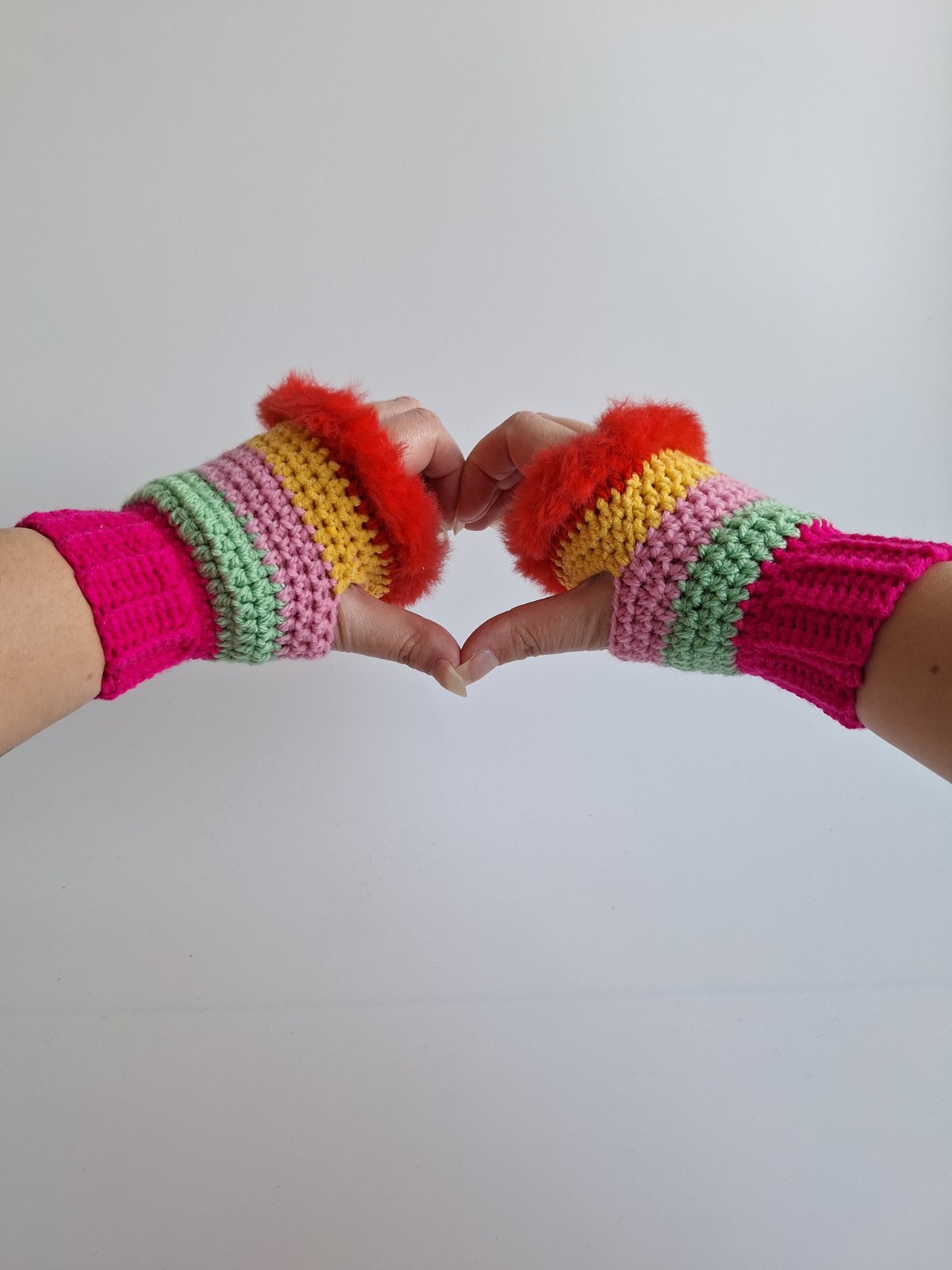 Gehaakte handschoenen - gehaakte vingerloze handschoenen | Knalroze, … - 105921 Gehaakte handschoenen - gehaakte vingerloze handschoenen | Knalroze, mintgroen, lichtroze, geel en rood