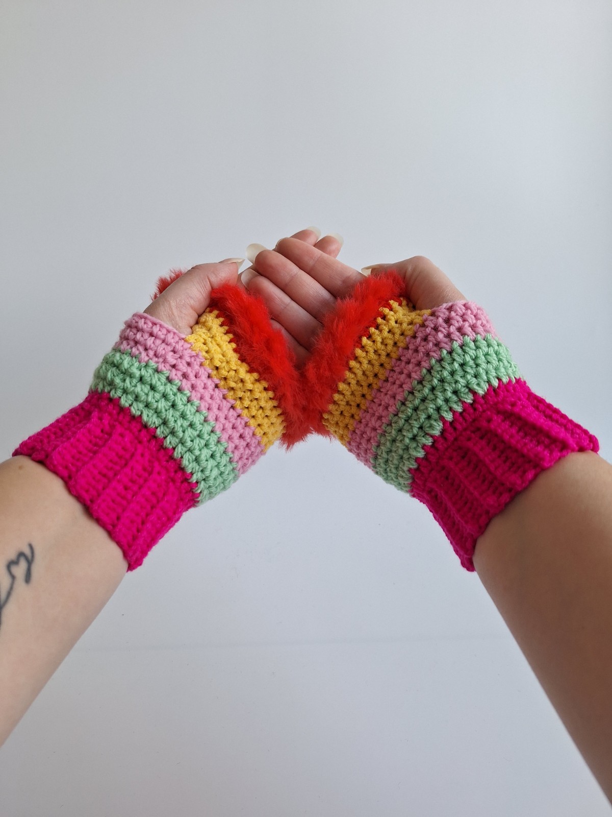 Gehaakte handschoenen - gehaakte vingerloze handschoenen | Knalroze, … - 105924 Gehaakte handschoenen - gehaakte vingerloze handschoenen | Knalroze, mintgroen, lichtroze, geel en rood