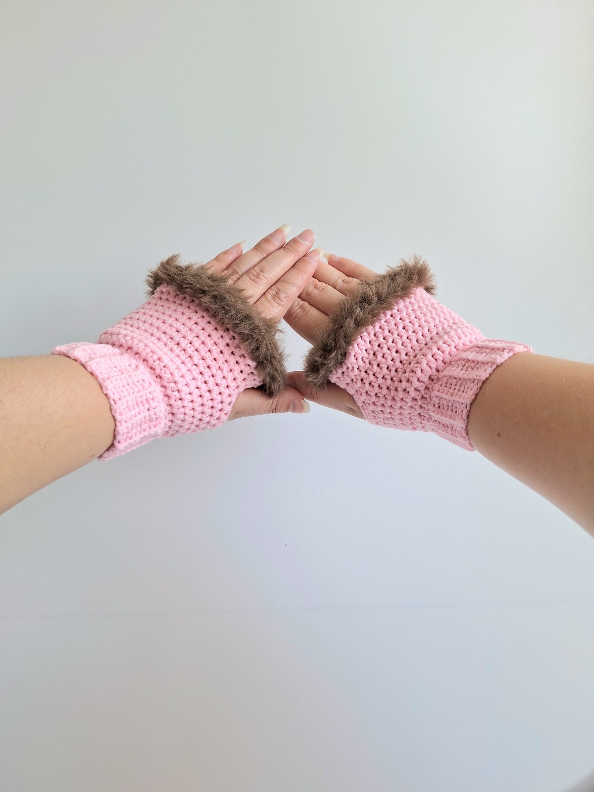 Gehaakte handschoenen - gehaakte vingerloze handschoenen | Lichtroze en bruin