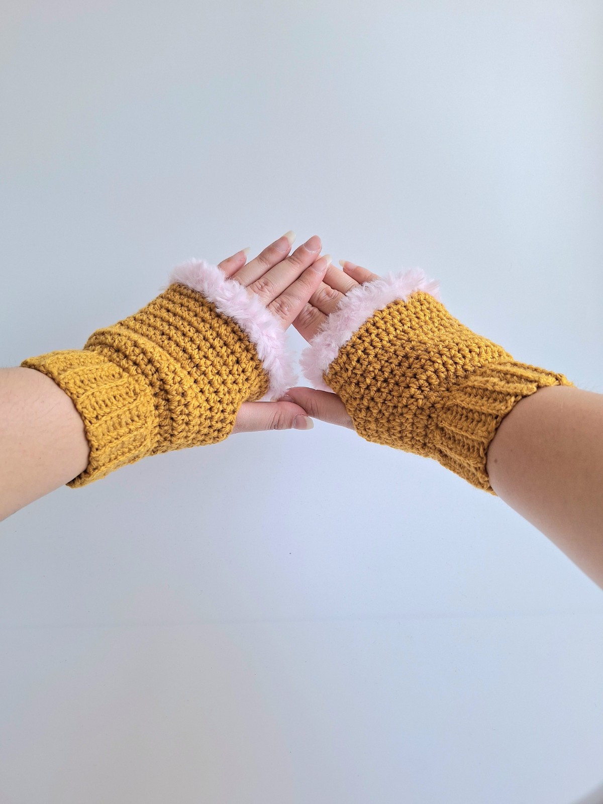 Gehaakte handschoenen - gehaakte vingerloze handschoenen | Okergeel en lichtroze