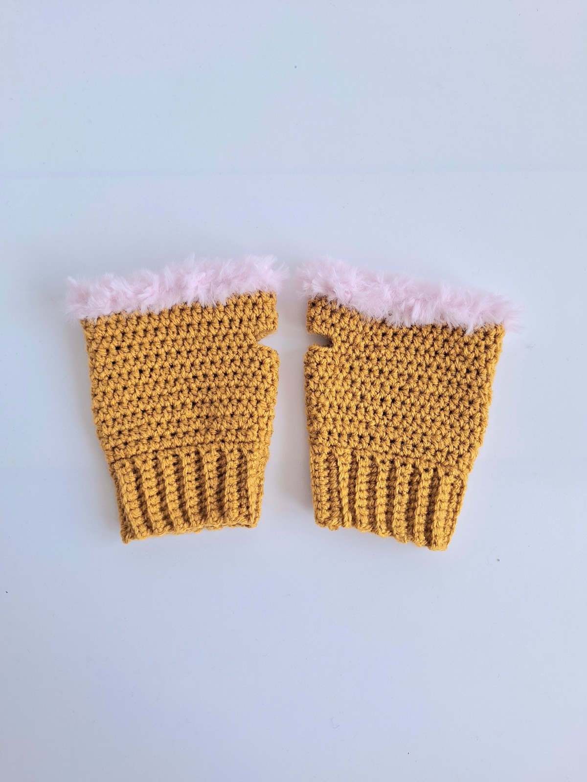 Gehaakte handschoenen - gehaakte vingerloze handschoenen | Okergeel en lichtroze
