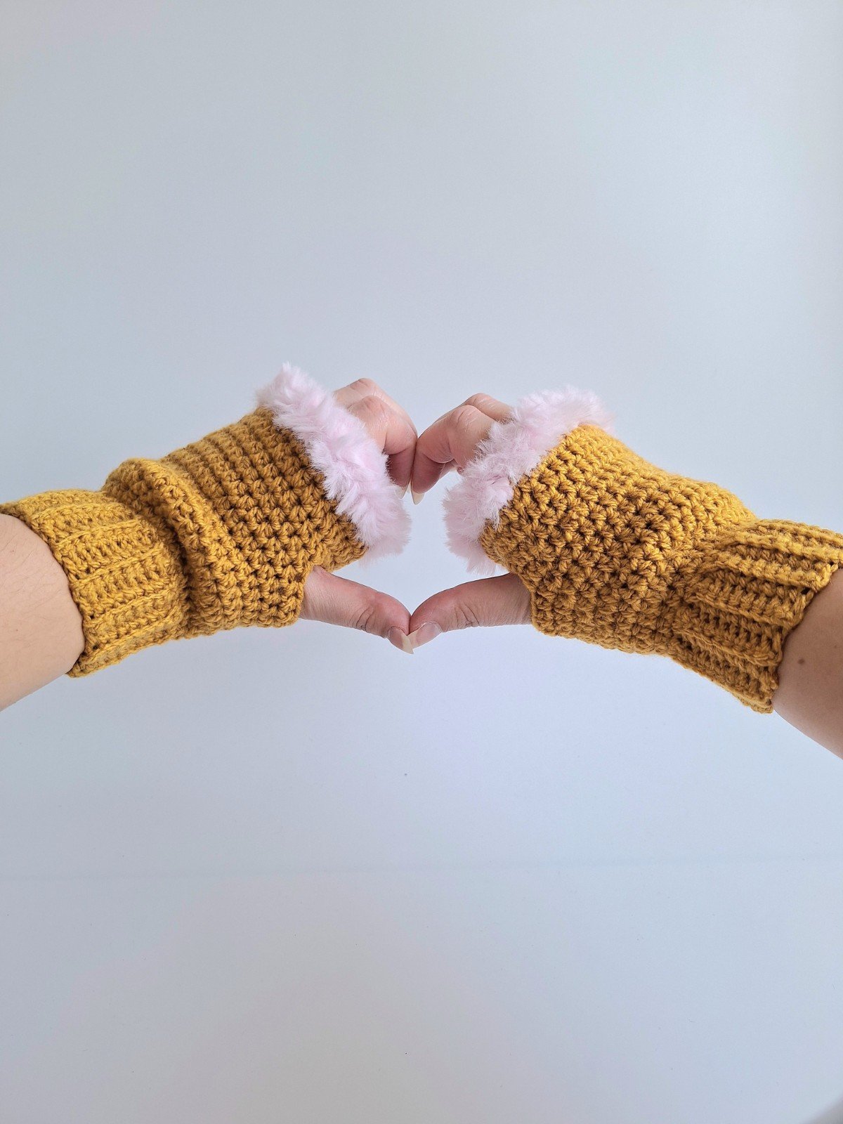 Gehaakte handschoenen - gehaakte vingerloze handschoenen | Okergeel en lichtroze