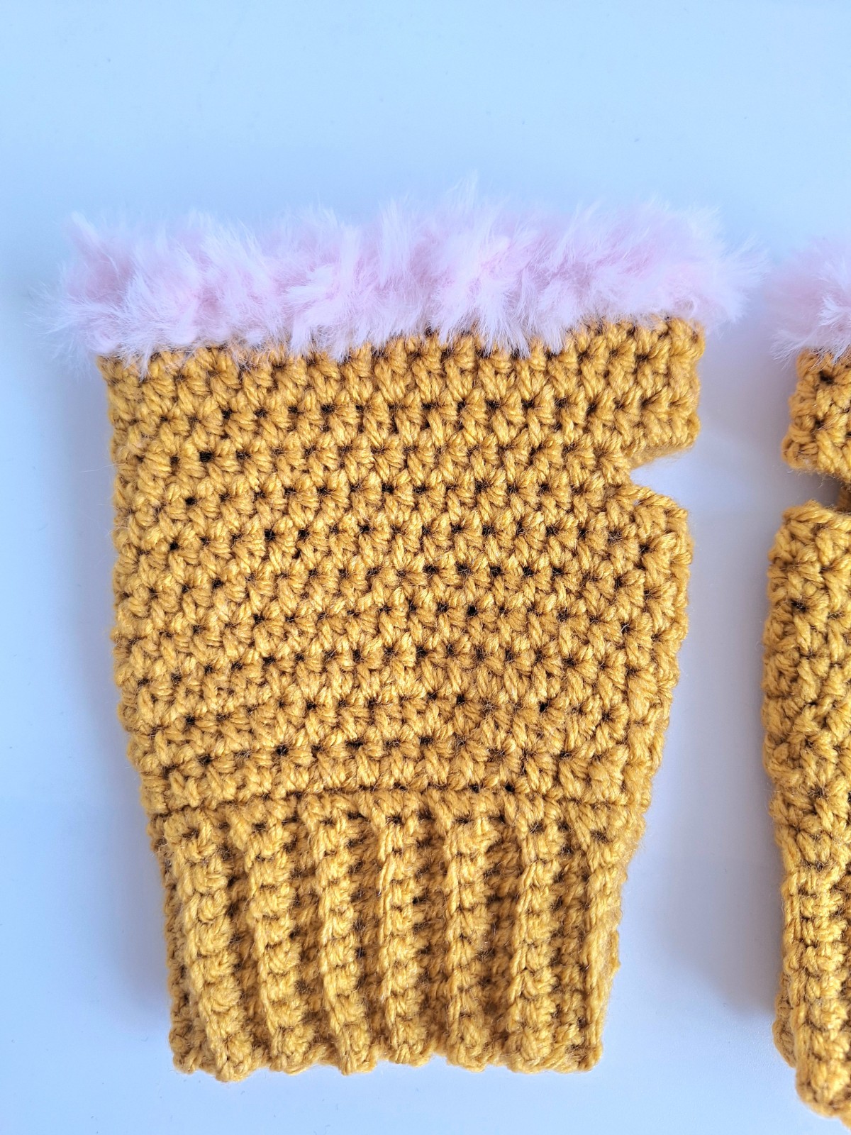 Gehaakte handschoenen - gehaakte vingerloze handschoenen | Okergeel en lichtroze