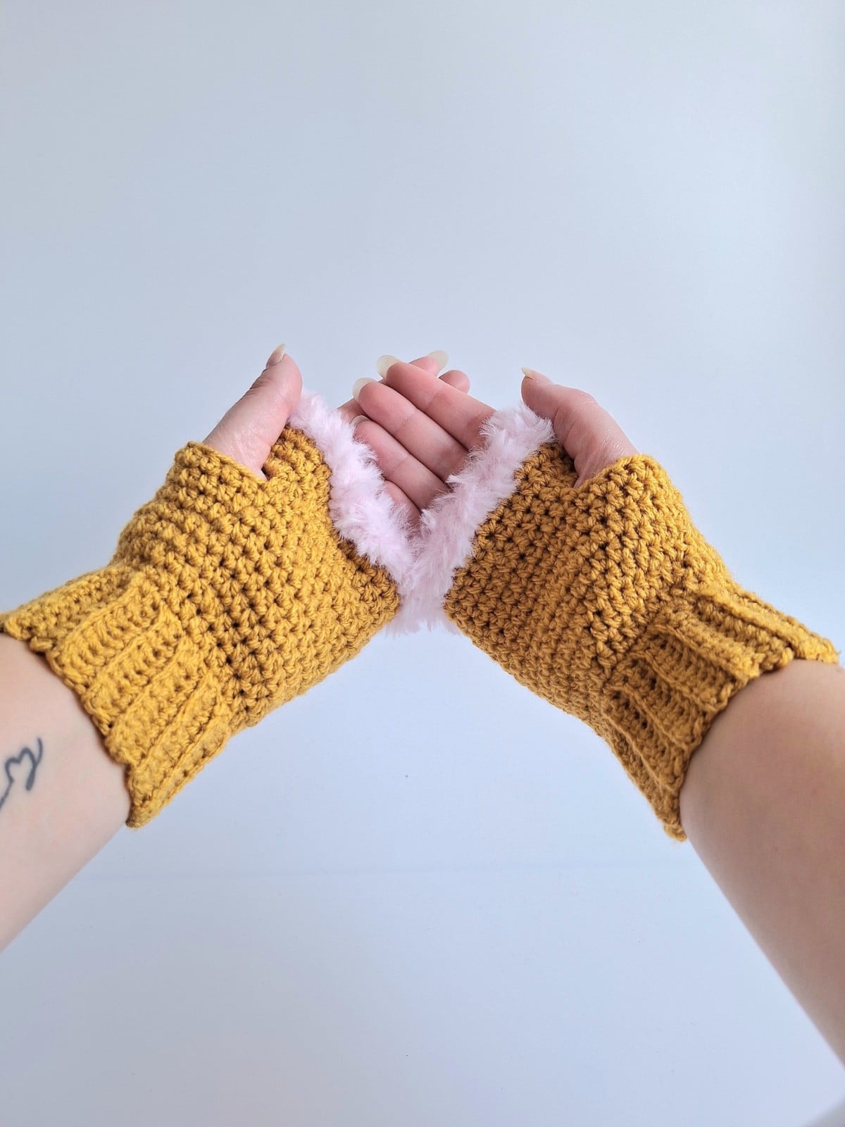 Gehaakte handschoenen - gehaakte vingerloze handschoenen | Okergeel en lichtroze