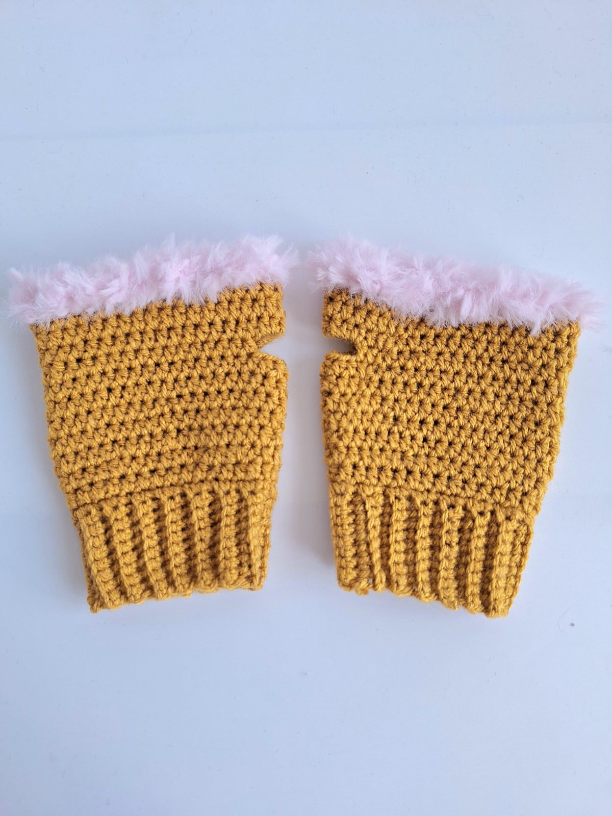 Gehaakte handschoenen - gehaakte vingerloze handschoenen | Okergeel en lichtroze