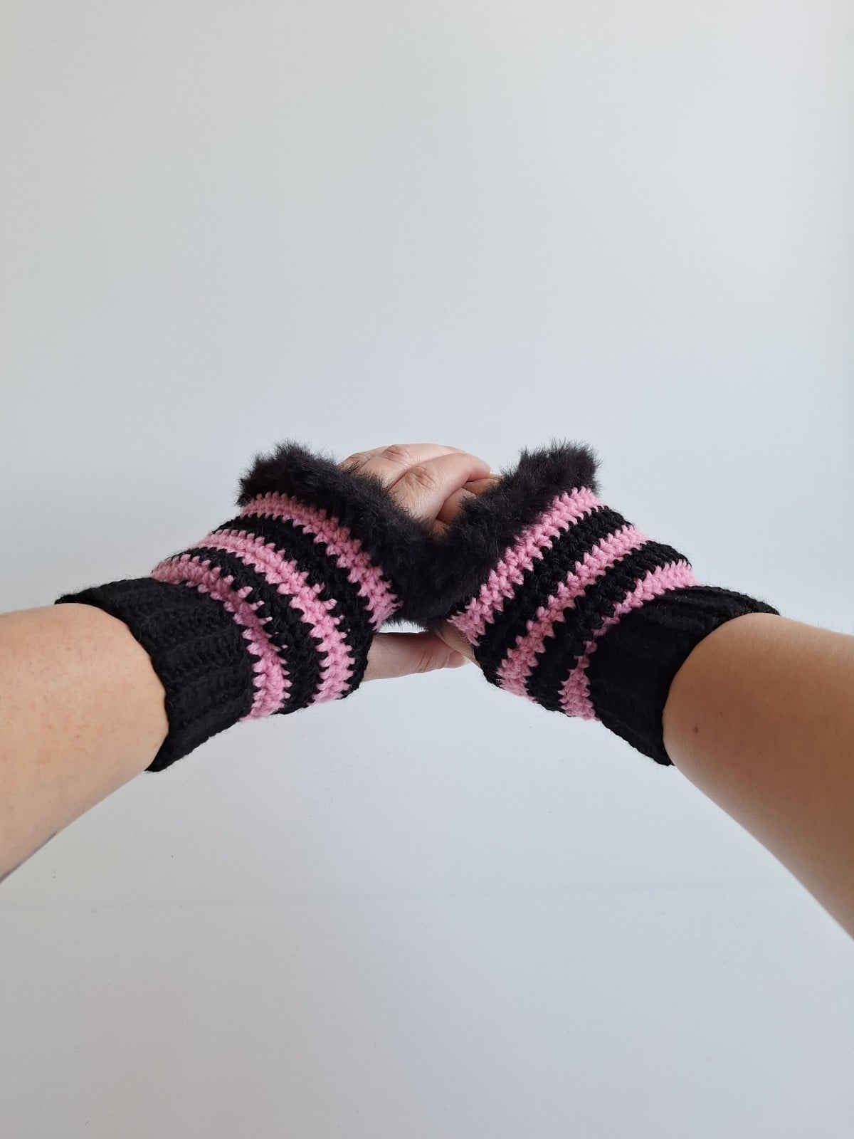 Gehaakte handschoenen - gehaakte vingerloze handschoenen | Zwart en l… - 105901 Gehaakte handschoenen - gehaakte vingerloze handschoenen | Zwart en lichtroze