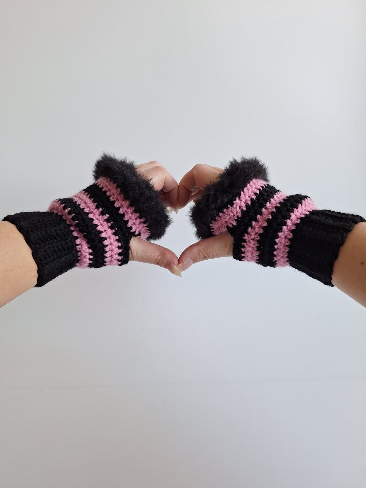 Gehaakte handschoenen - gehaakte vingerloze handschoenen | Zwart en l… - 105907 Gehaakte handschoenen - gehaakte vingerloze handschoenen | Zwart en lichtroze