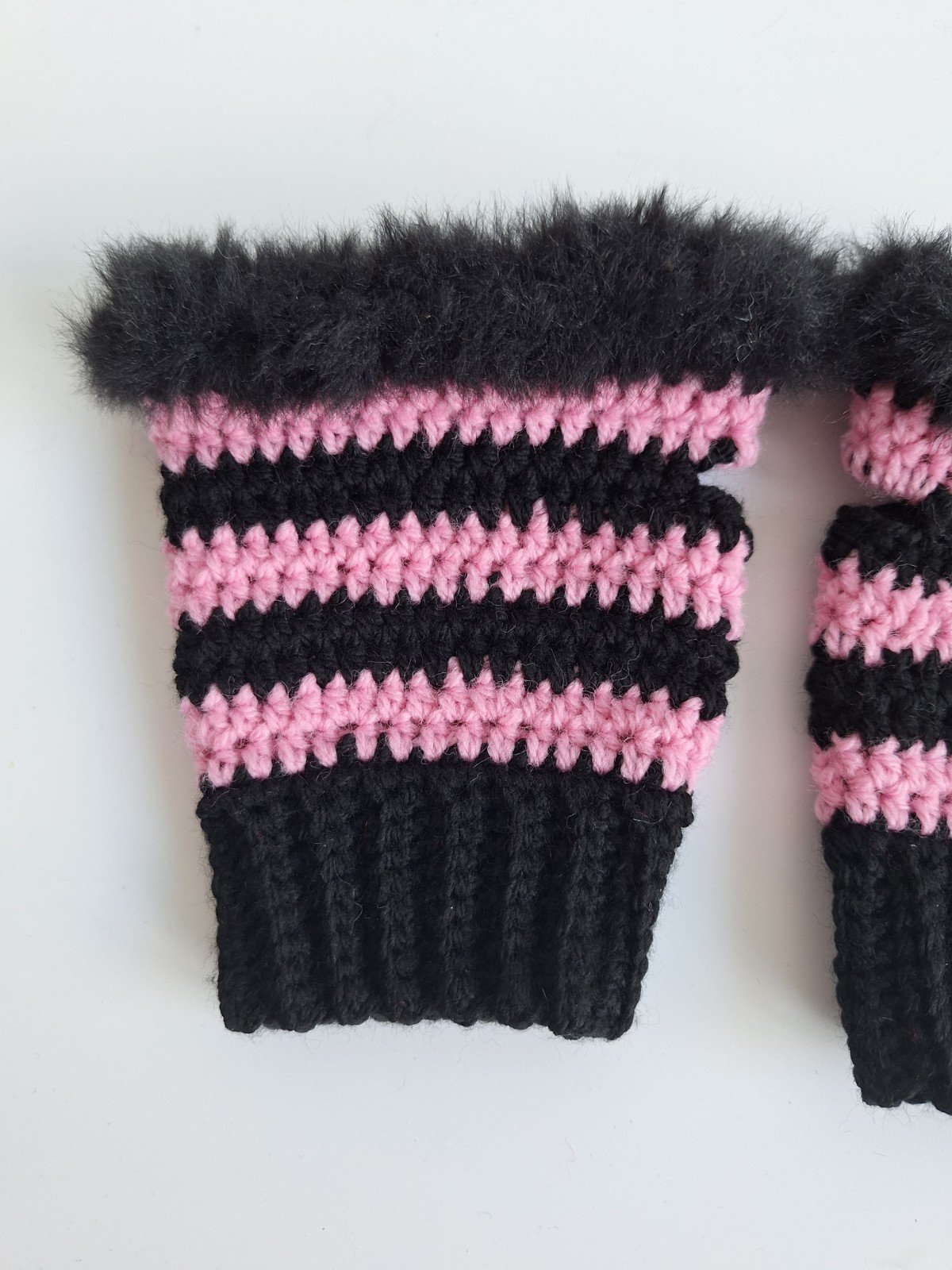 Gehaakte handschoenen - gehaakte vingerloze handschoenen | Zwart en l… - 105908 Gehaakte handschoenen - gehaakte vingerloze handschoenen | Zwart en lichtroze