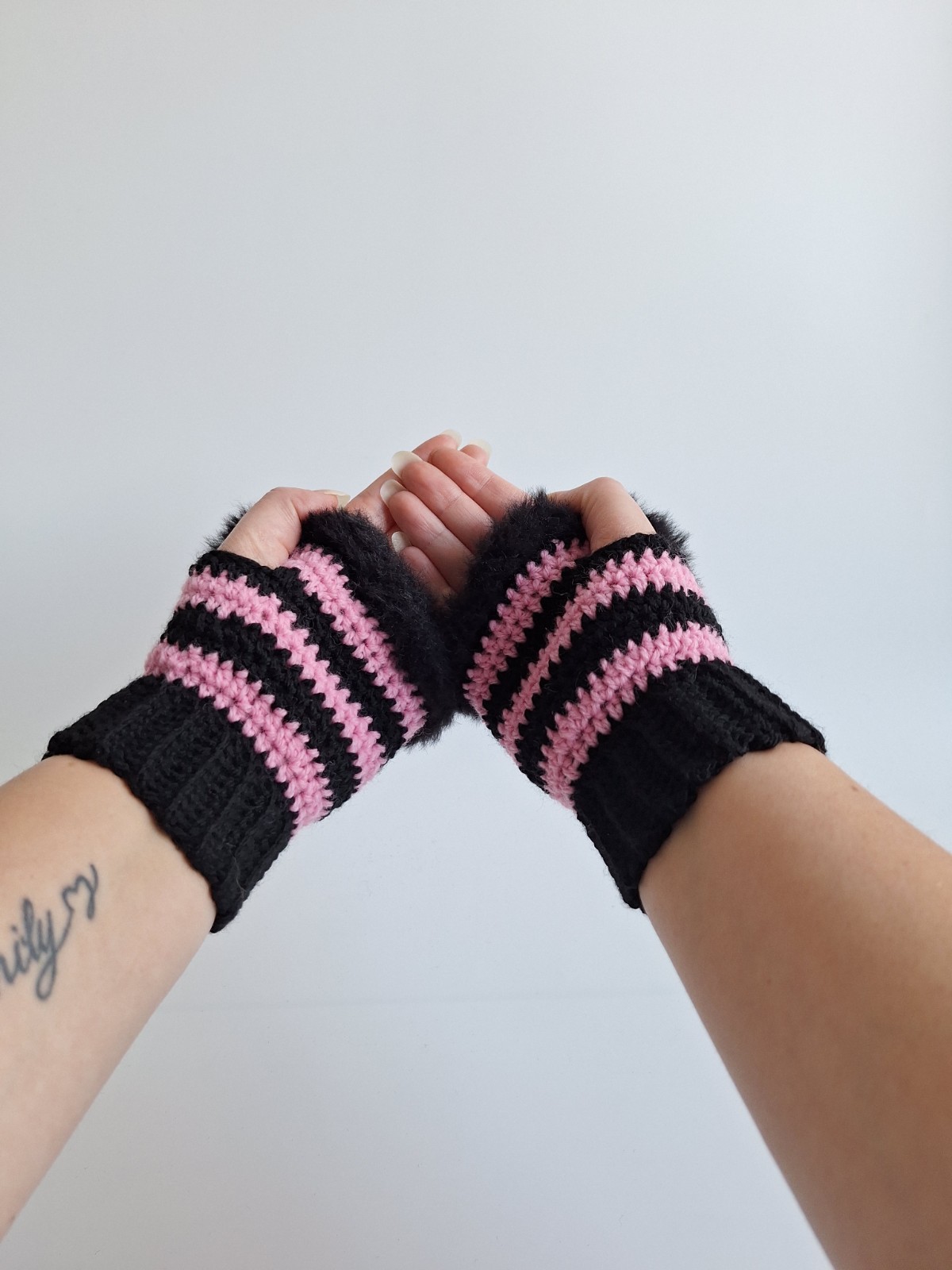 Gehaakte handschoenen - gehaakte vingerloze handschoenen | Zwart en l… - 105910 Gehaakte handschoenen - gehaakte vingerloze handschoenen | Zwart en lichtroze